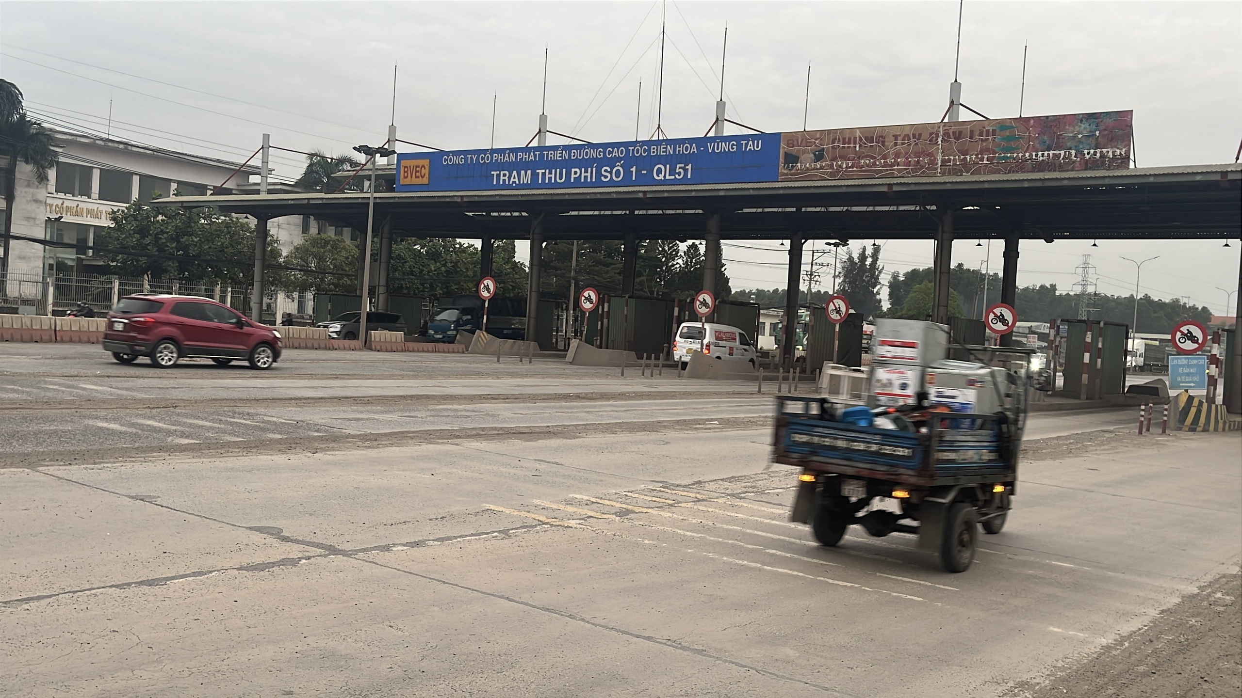 CLIP 3 trạm thu phí bỏ hoang như những 'lô cốt' án ngữ trên Quốc lộ 1,51 kết nối Đồng Nai với TPHCM - Ảnh 20.