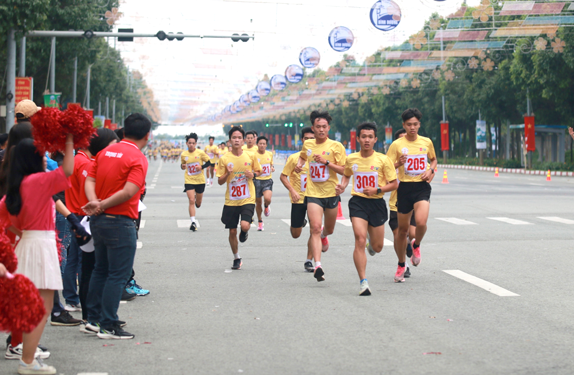 15.000 VĐV tranh tài Giải Việt dã TP HCM "Chào năm mới 2026" - Ảnh 1.