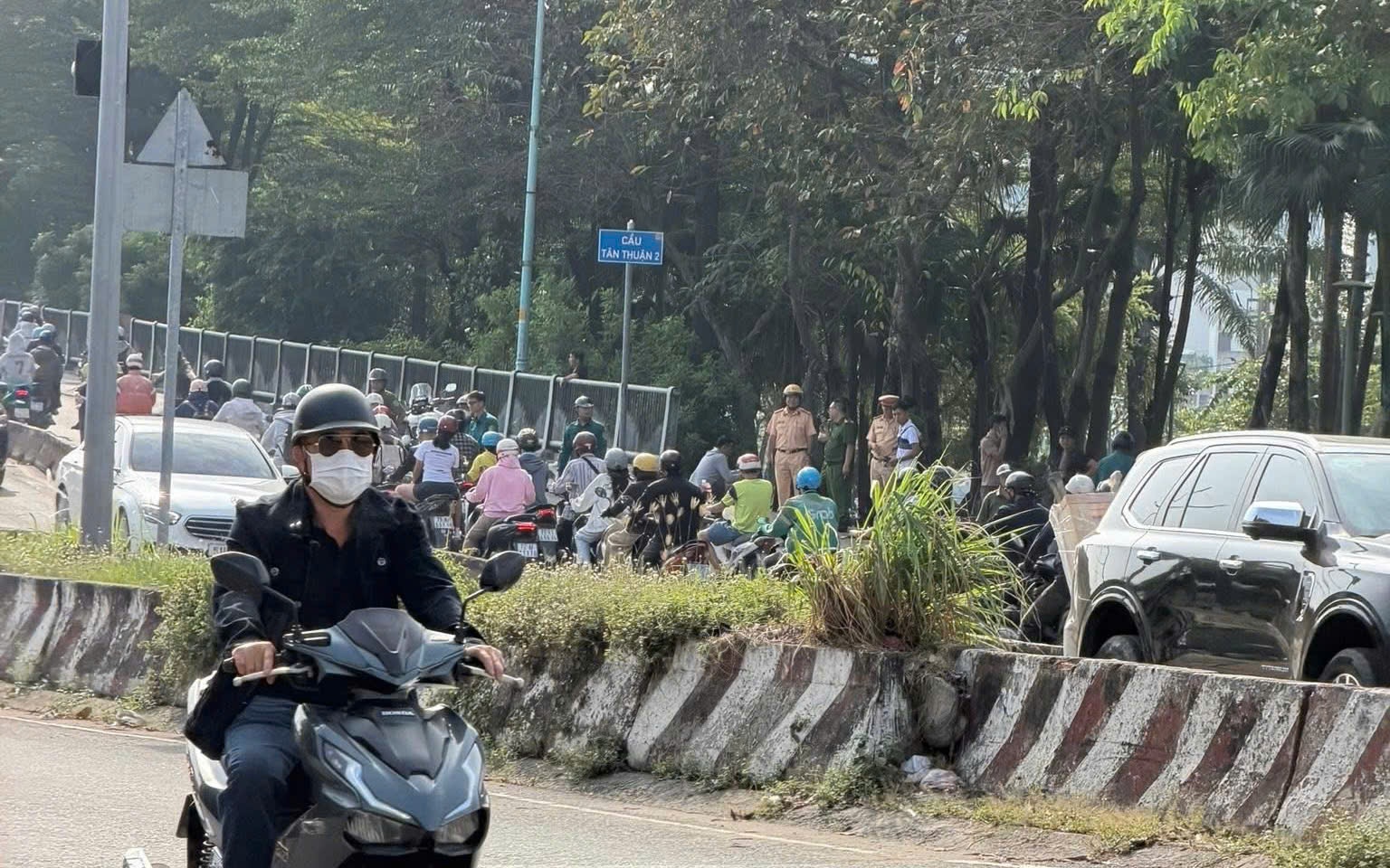 TPHCM: Xe máy va chạm xe khách làm chết người, giao thông ùn tắc nghiêm trọng
