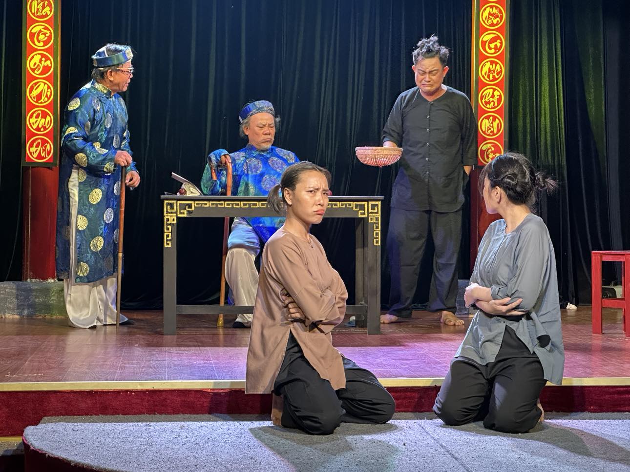 NSND Trịnh Kim Chi tái diễn "Vụ án trộm trứng gà" mang quà tù thiện cho người nghèo ở miền Trung - Ảnh 4.