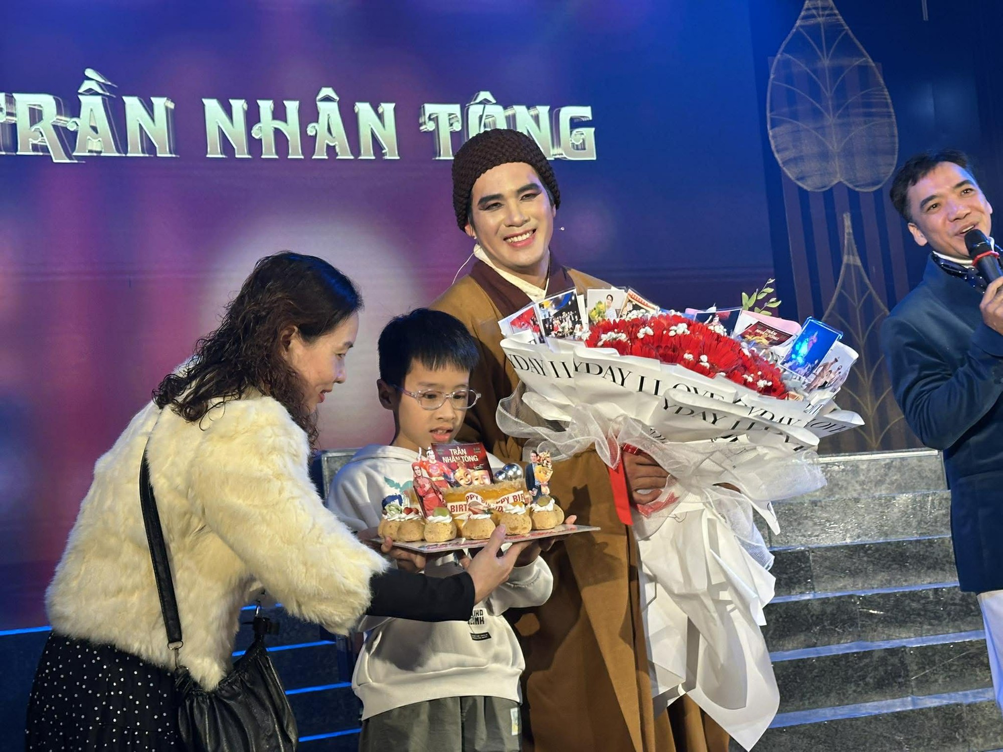 Giao duy&ecirc;n nghệ thuật trong kh&ocirc;ng gian vở "Trần Nh&acirc;n T&ocirc;ng", Minh Hải c&oacute; đ&ecirc;m sinh nhật &yacute; nghĩa - Ảnh 1.