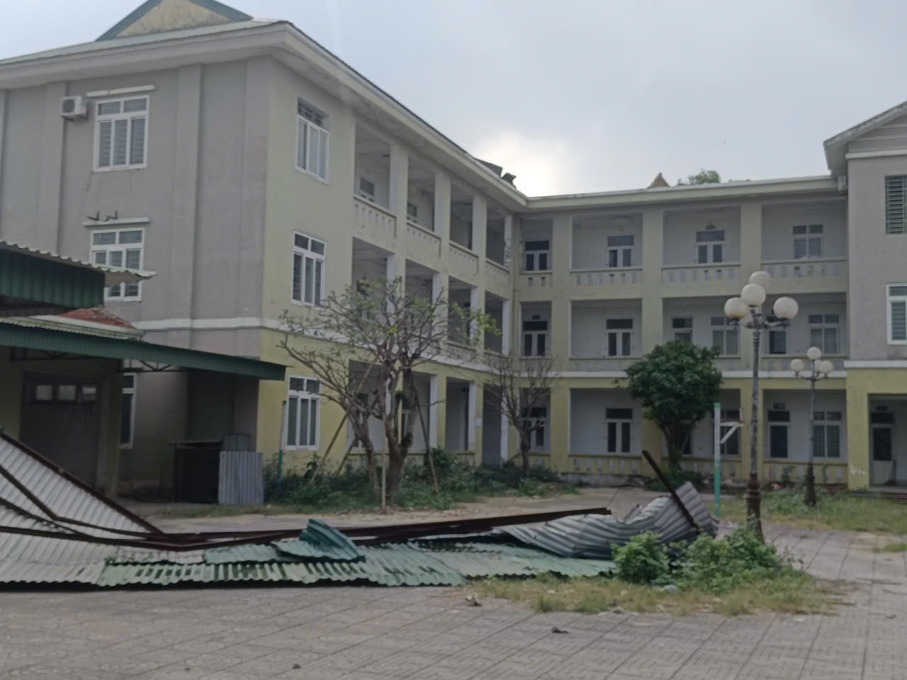 VIDEO: Trụ sở cao 3 tầng rộng h&agrave;ng ngh&igrave;n m2 ở trung t&acirc;m bị bỏ hoang nhiều năm - Ảnh 3.