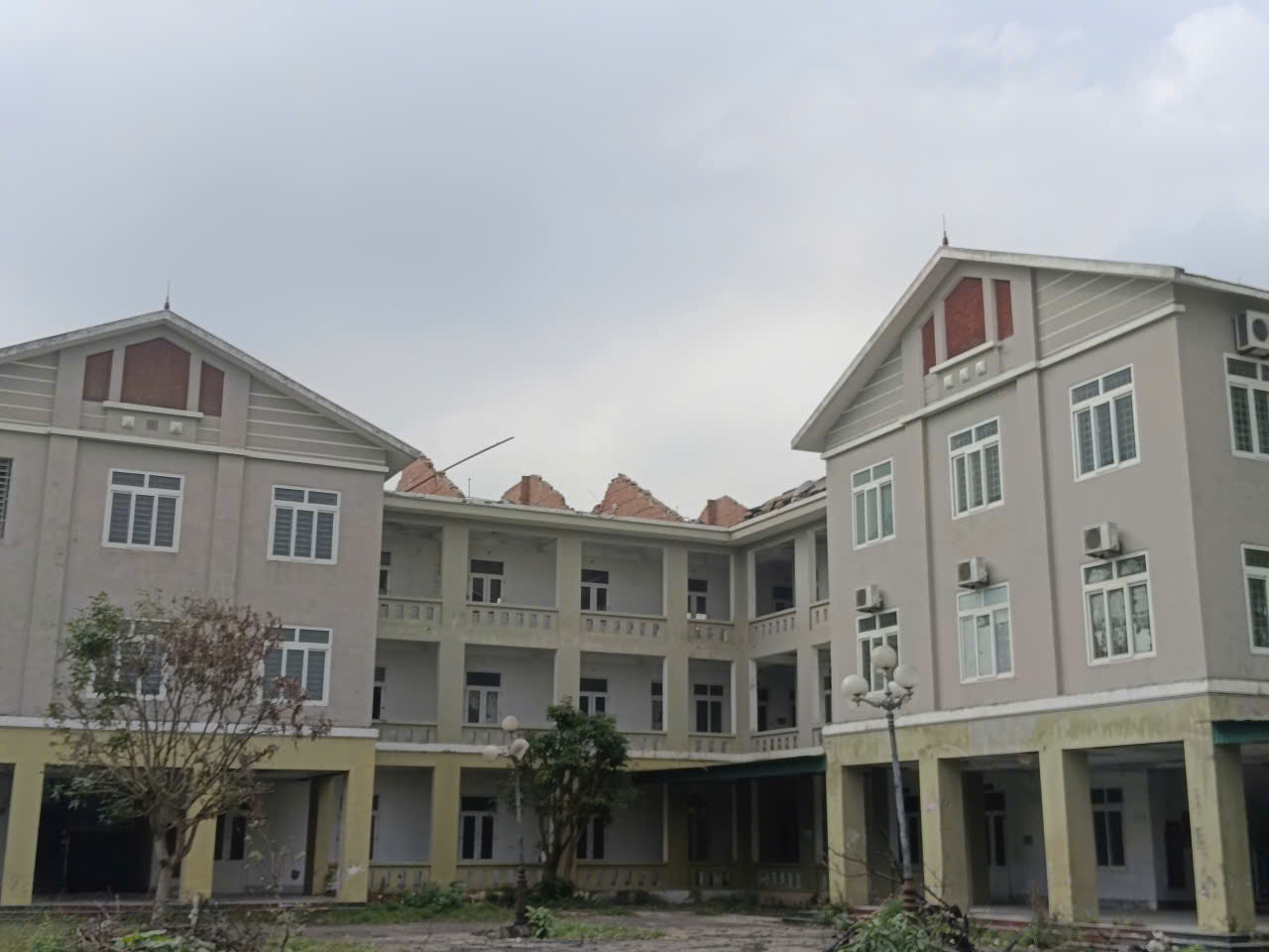 VIDEO: Trụ sở cao 3 tầng rộng h&agrave;ng ngh&igrave;n m2 ở trung t&acirc;m bị bỏ hoang nhiều năm - Ảnh 6.