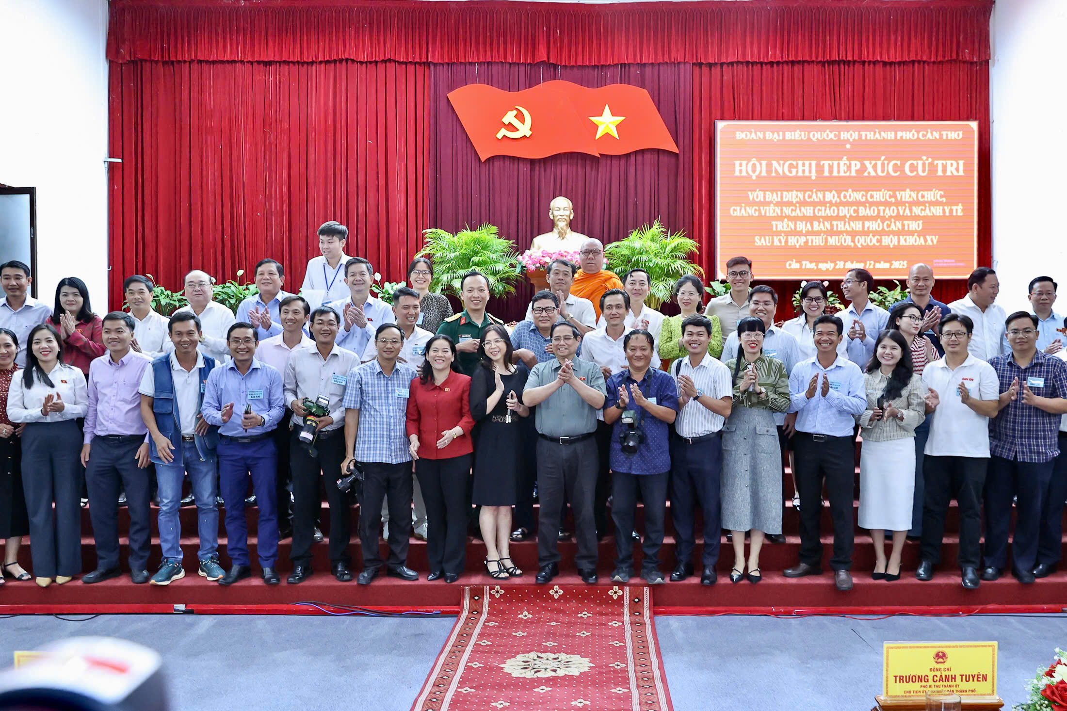 Thủ tướng Phạm Minh Chính công bố 2 máy xạ trị cho Bệnh viện Ung bướu Cần Thơ - Ảnh 7.