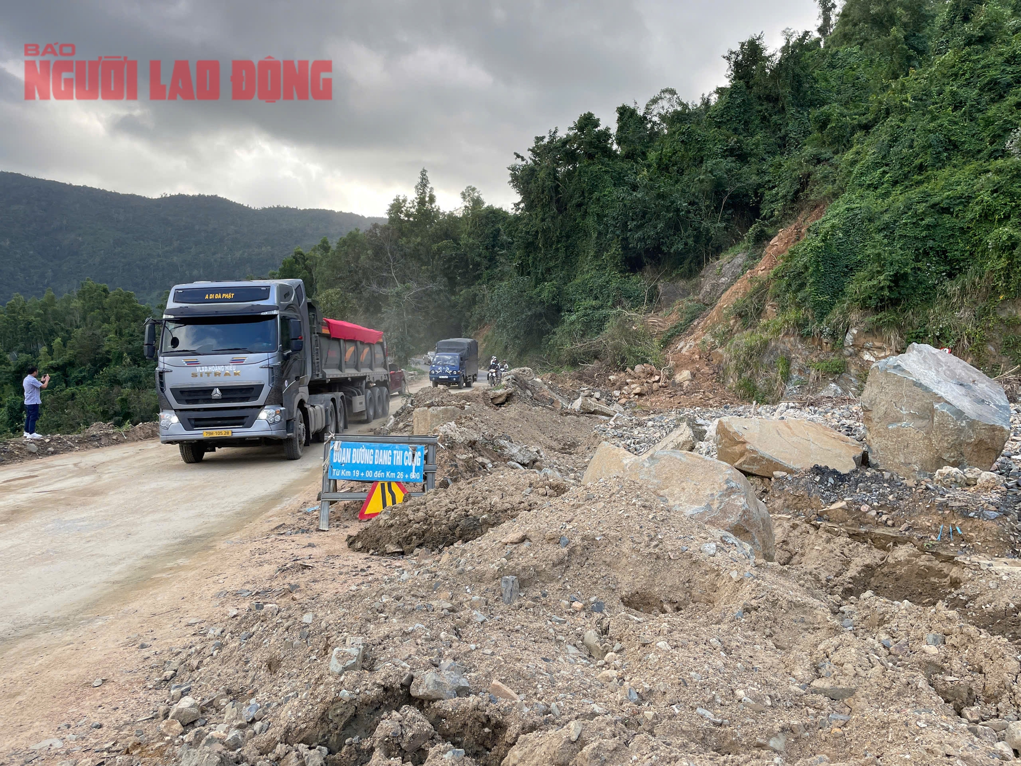 Đ&egrave;o Kh&aacute;nh Sơn hở h&agrave;m ếch, xe tải trọng lớn "chiếm đường" g&acirc;y nguy hiểm - Ảnh 1.