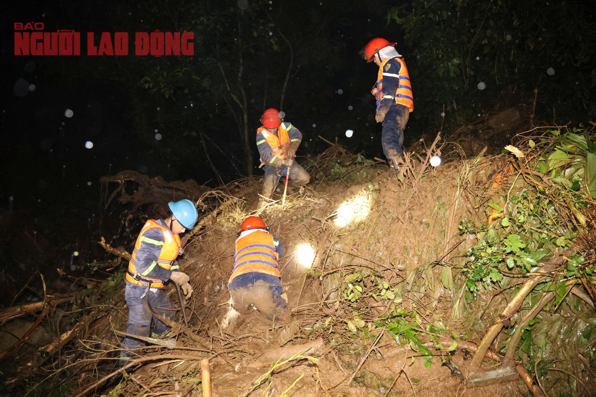 Đ&egrave;o Kh&aacute;nh Sơn hở h&agrave;m ếch, xe tải trọng lớn "chiếm đường" g&acirc;y nguy hiểm - Ảnh 8.