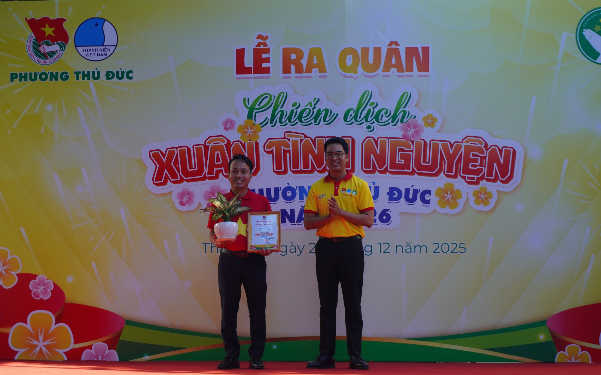 Báo Người Lao Động trao tặng 200 lá cờ tại phường Thủ Đức
