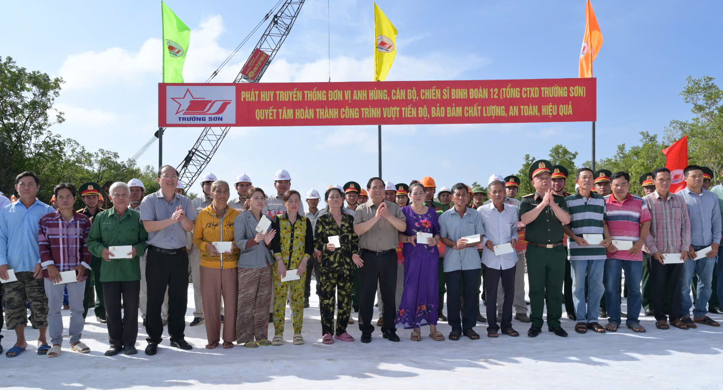 Thủ tướng Phạm Minh Ch&iacute;nh kiểm tra tiến độ thi c&ocirc;ng 2 dự &aacute;n ở C&agrave; Mau - Ảnh 1.