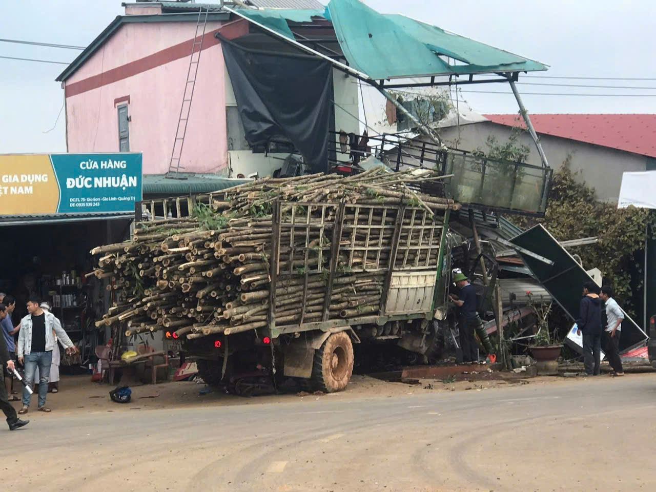 Xe tải lao v&agrave;o nh&agrave; d&acirc;n ở Quảng Trị: Một ch&aacute;u b&eacute; tử vong , 4 người bị thương - Ảnh 1.