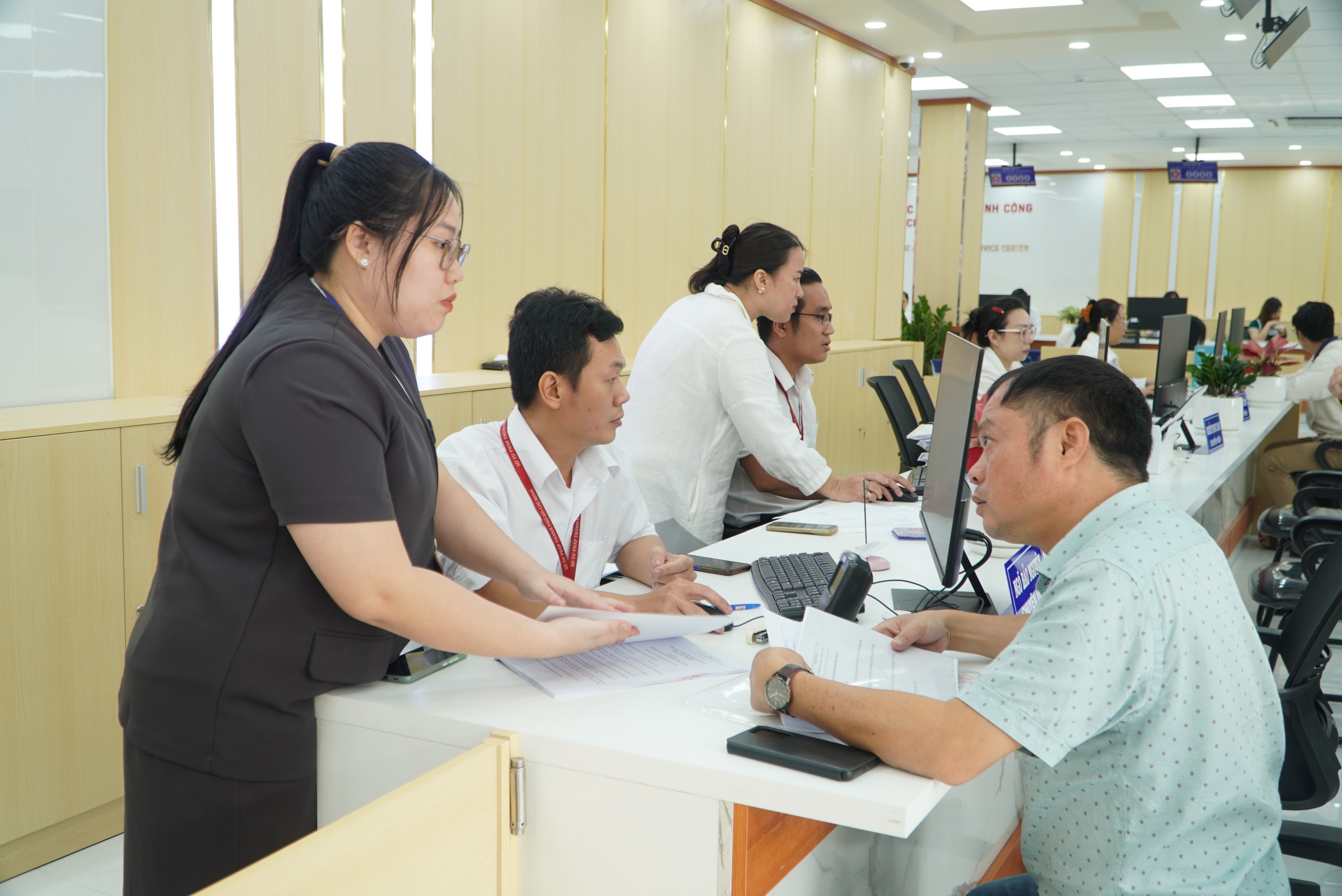 Tại Trung tâm Phục vụ hành chính công TPHCM không có chuyện "để hồ sơ đó cháu kiểm tra sau" - Ảnh 7.