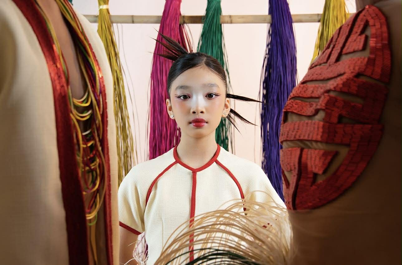 B&ugrave;i Ho&agrave;ng &Acirc;n v&agrave; h&agrave;nh tr&igrave;nh "dệt" k&yacute; ức l&agrave;ng nghề v&agrave;o thời trang đương đại - Ảnh 2.