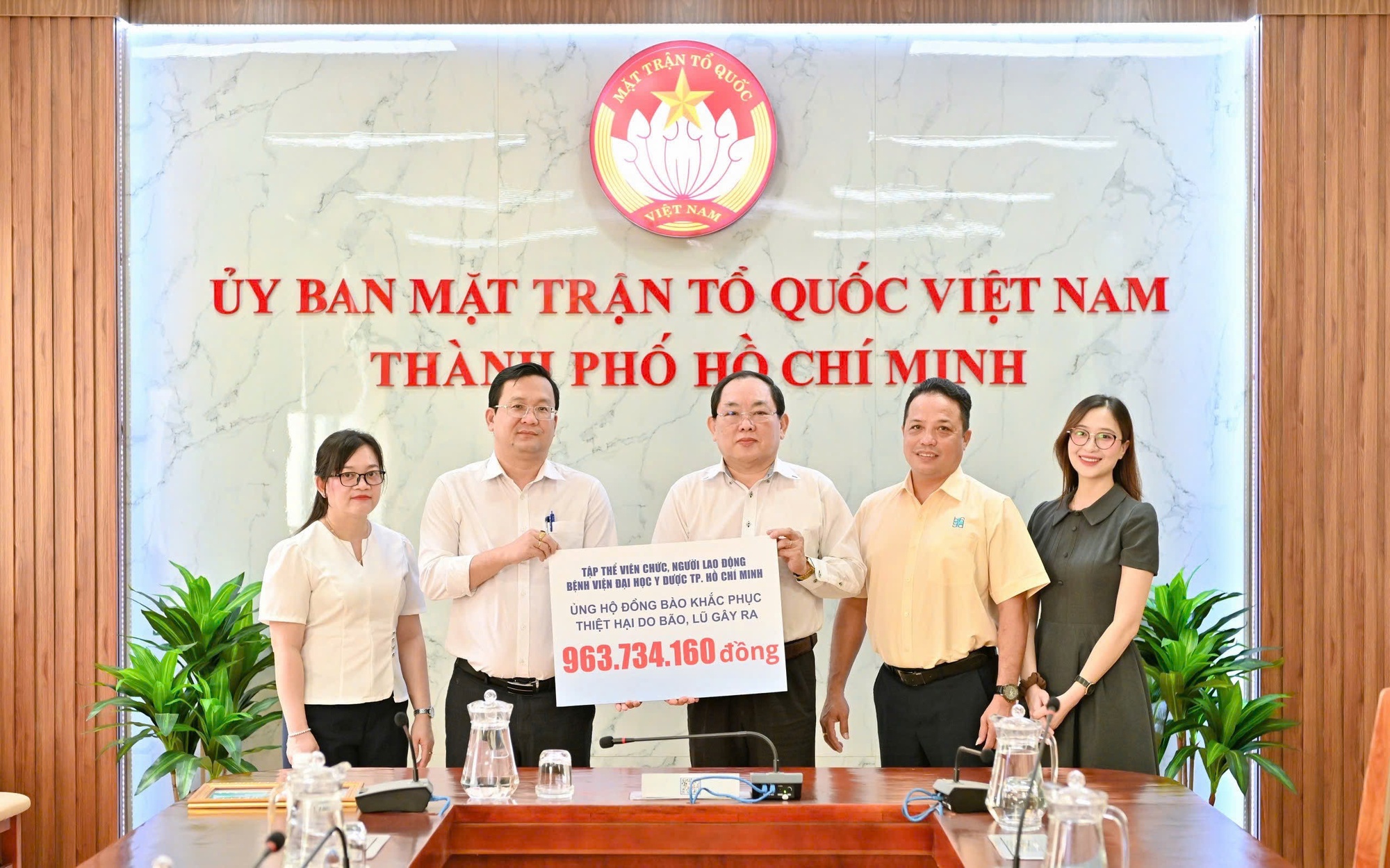 Bệnh viện Đại học Y Dược TPHCM đóng góp gần 1 tỉ đồng hỗ trợ đồng bào vùng bão lũ
