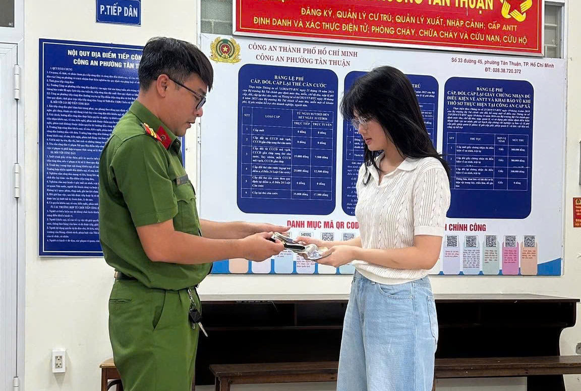 Đi si&ecirc;u thị Lotte Mart mua sắm, c&ocirc; g&aacute;i nhận tin vui từ C&ocirc;ng an TPHCM - Ảnh 2.