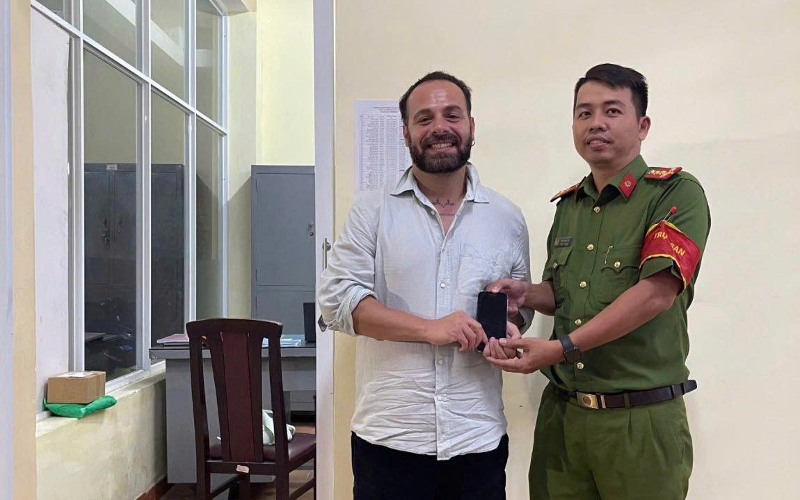 Mới đến TPHCM, du khách Thổ Nhĩ Kỳ làm rơi điện thoại trên taxi