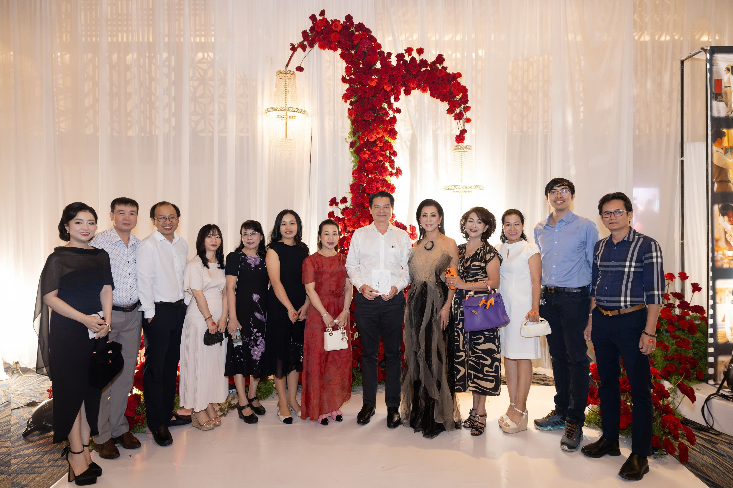 Đám cưới diễn viên Đoàn Minh Tài và Sunny Đan Ngọc quy tụ nhiều ngôi sao nổi tiếng và bác sĩ giỏi - Ảnh 4.