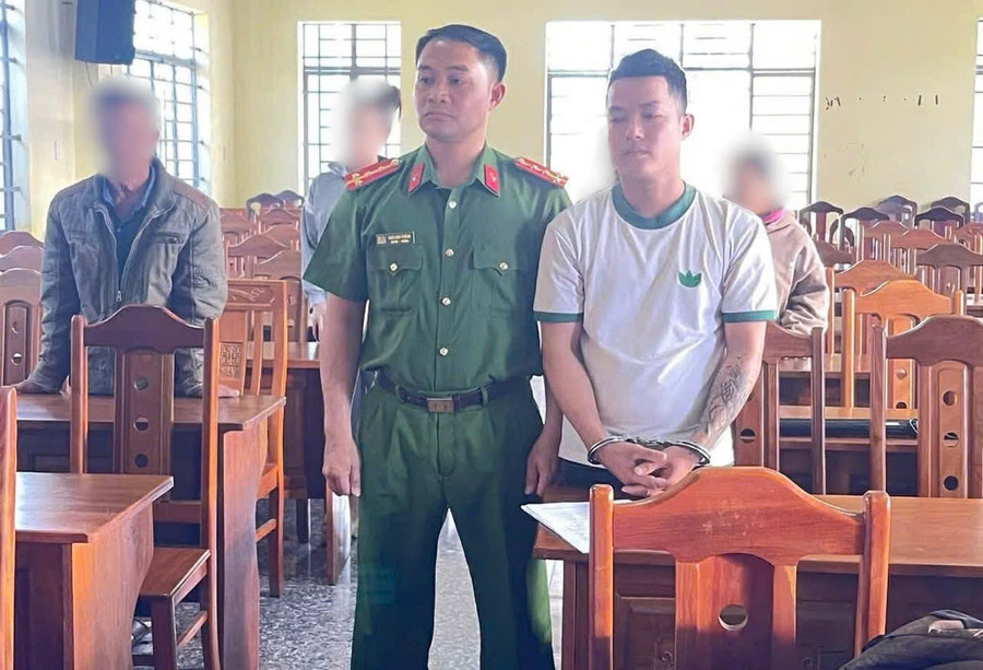 Bắt tạm giam 2 đối tượng gây rối, đập phá cây xăng - Ảnh 1.