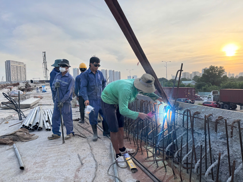 C&ocirc;ng trường s&ocirc;i động trước thềm năm mới - Ảnh 1.