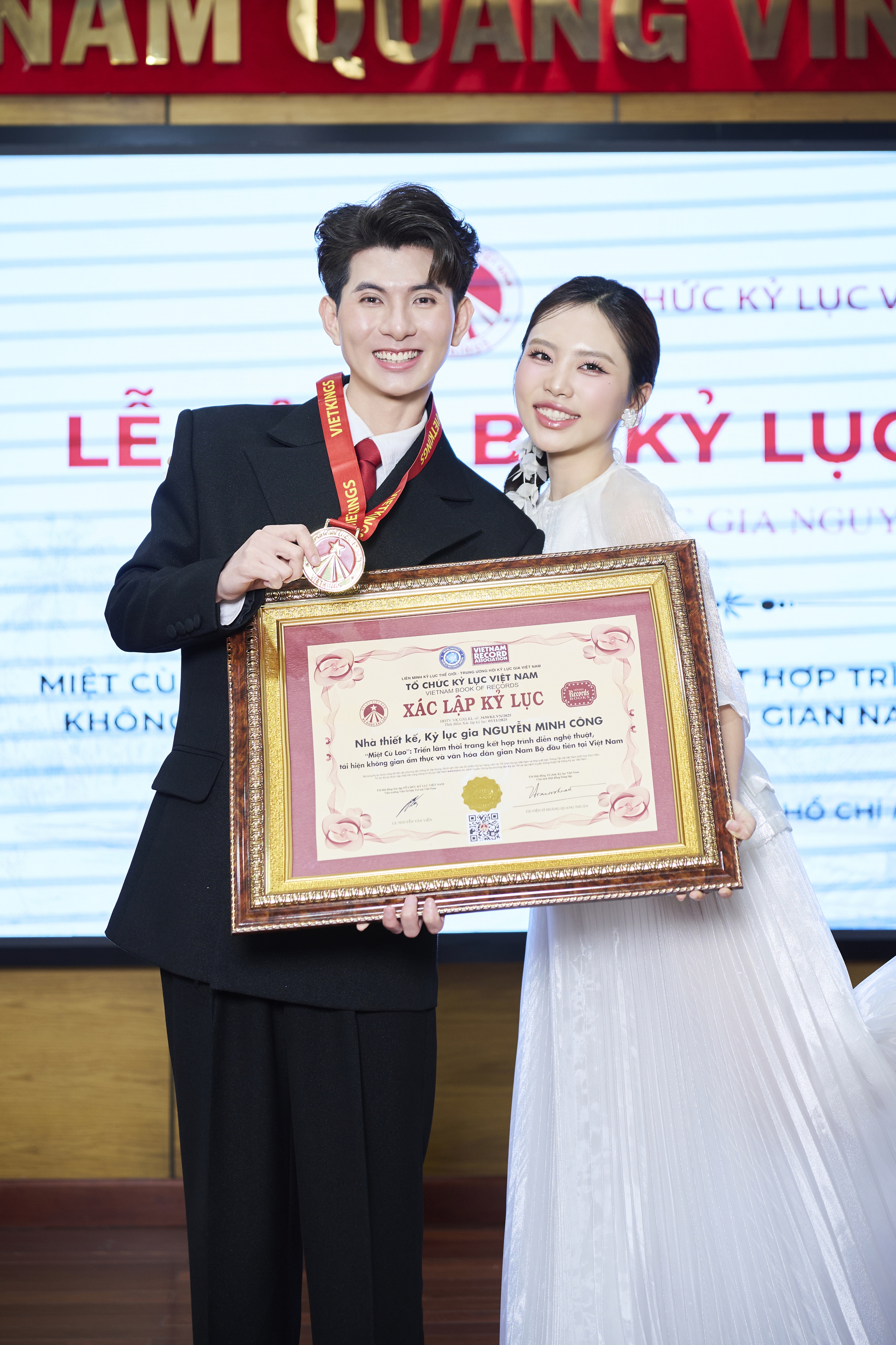 NTK Nguyễn Minh Công tạo nên kỳ tích chưa từng có với 2 lần nhận kỷ lục Việt Nam - Ảnh 1.