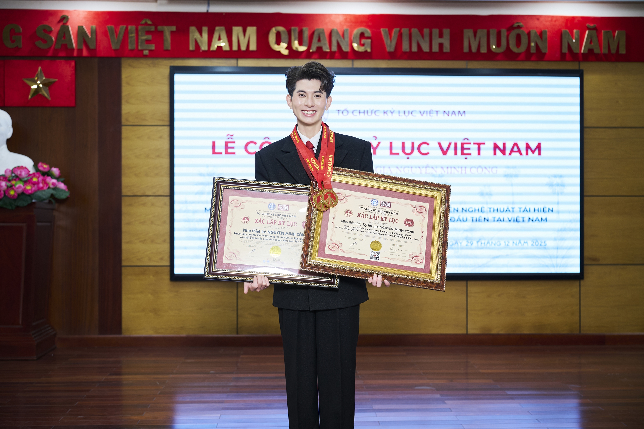 NTK Nguyễn Minh Công tạo nên kỳ tích chưa từng có với 2 lần nhận kỷ lục Việt Nam - Ảnh 2.