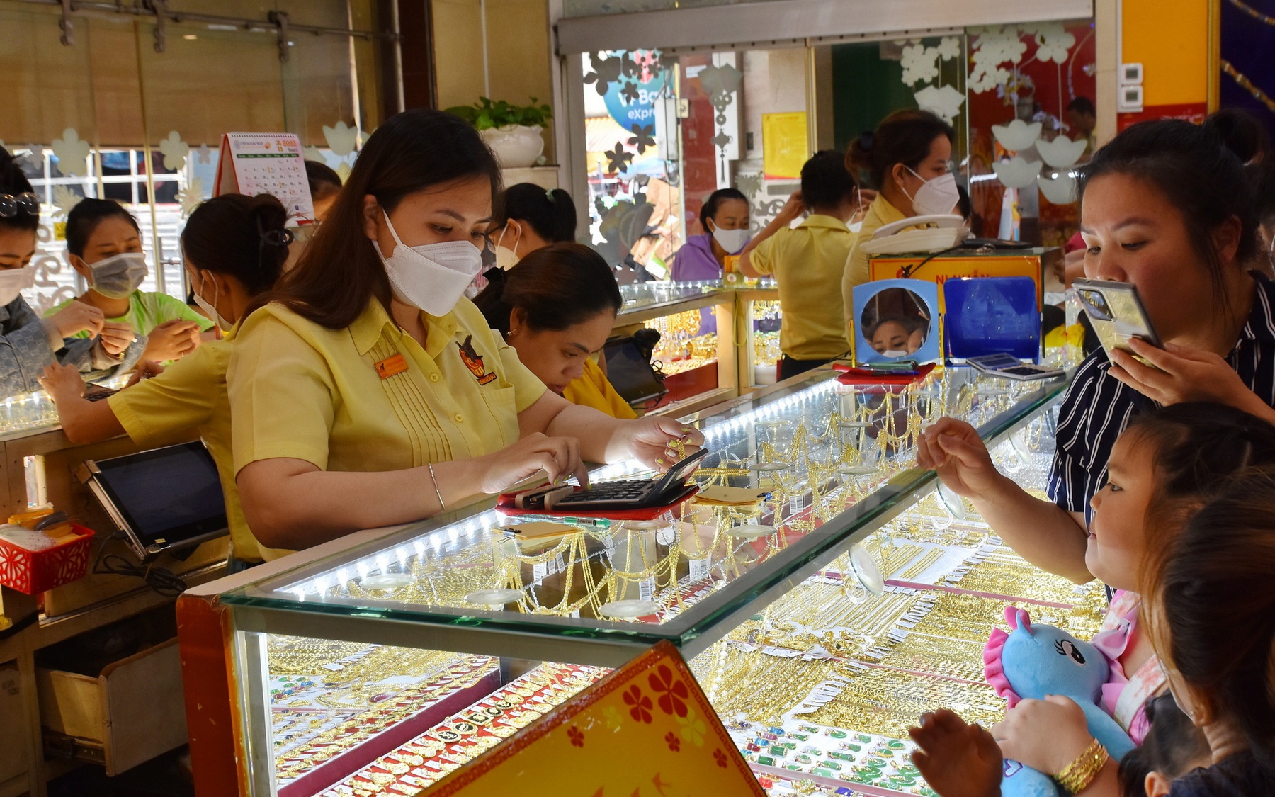 Giá vàng hôm nay 29 - 12 giảm mạnh , SJC lao dốc theo xu hướng thế giới - Ảnh 1.