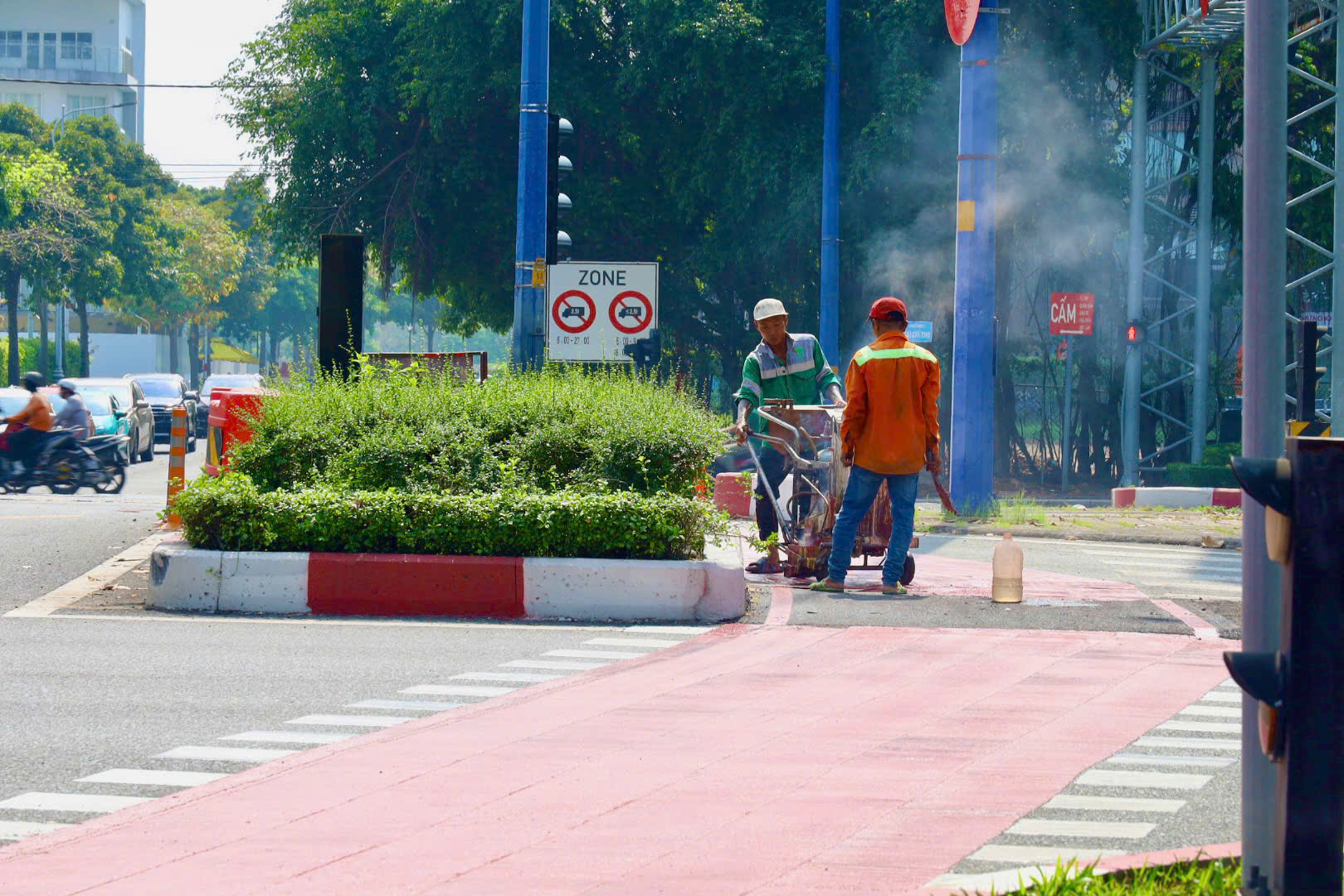 Làn xe đạp trên đường Mai Chí Thọ hoàn thành, xe máy cần tránh nếu không muốn bị phạt - Ảnh 3.