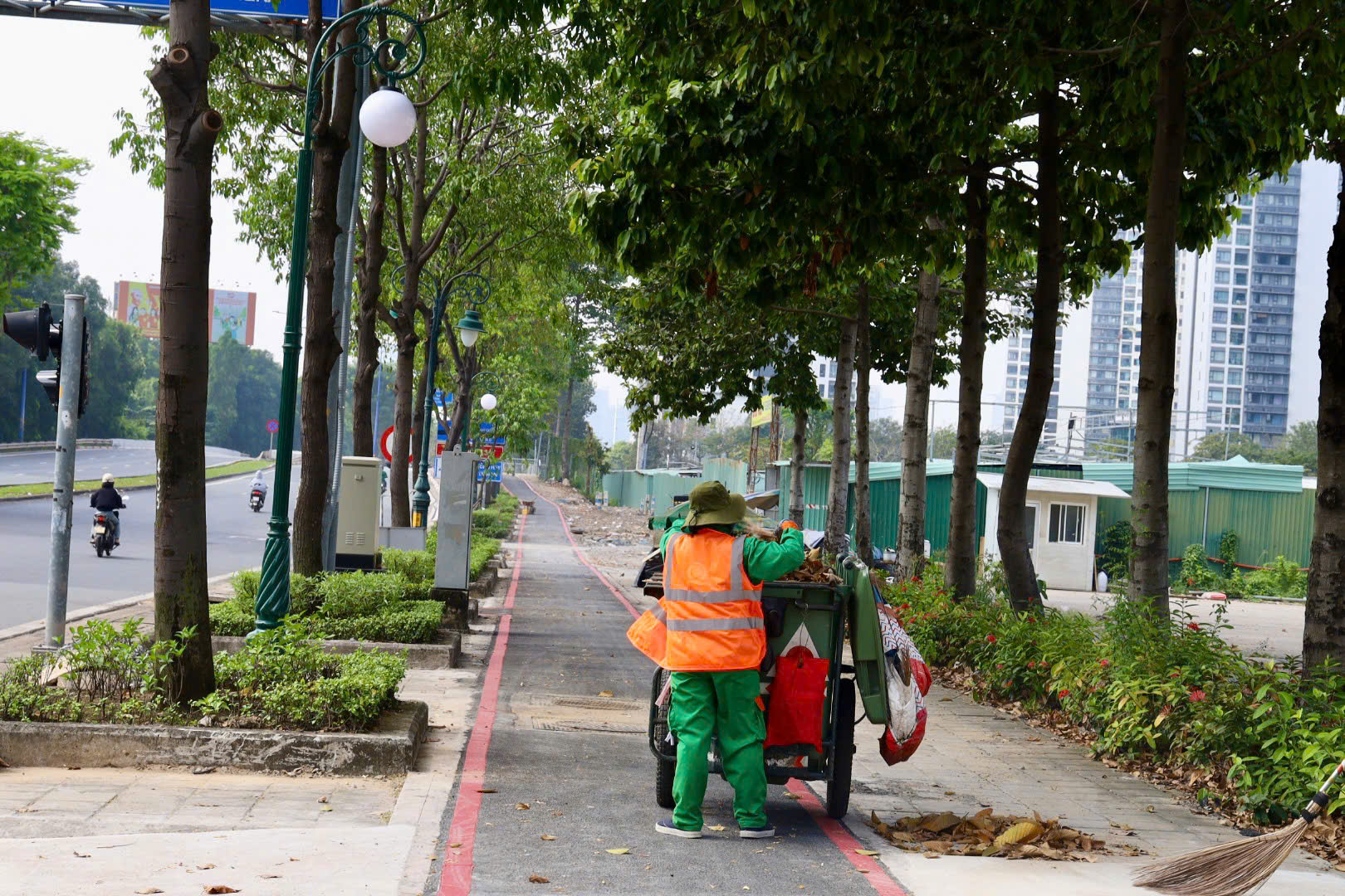 Làn xe đạp trên đường Mai Chí Thọ hoàn thành, xe máy cần tránh nếu không muốn bị phạt - Ảnh 12.