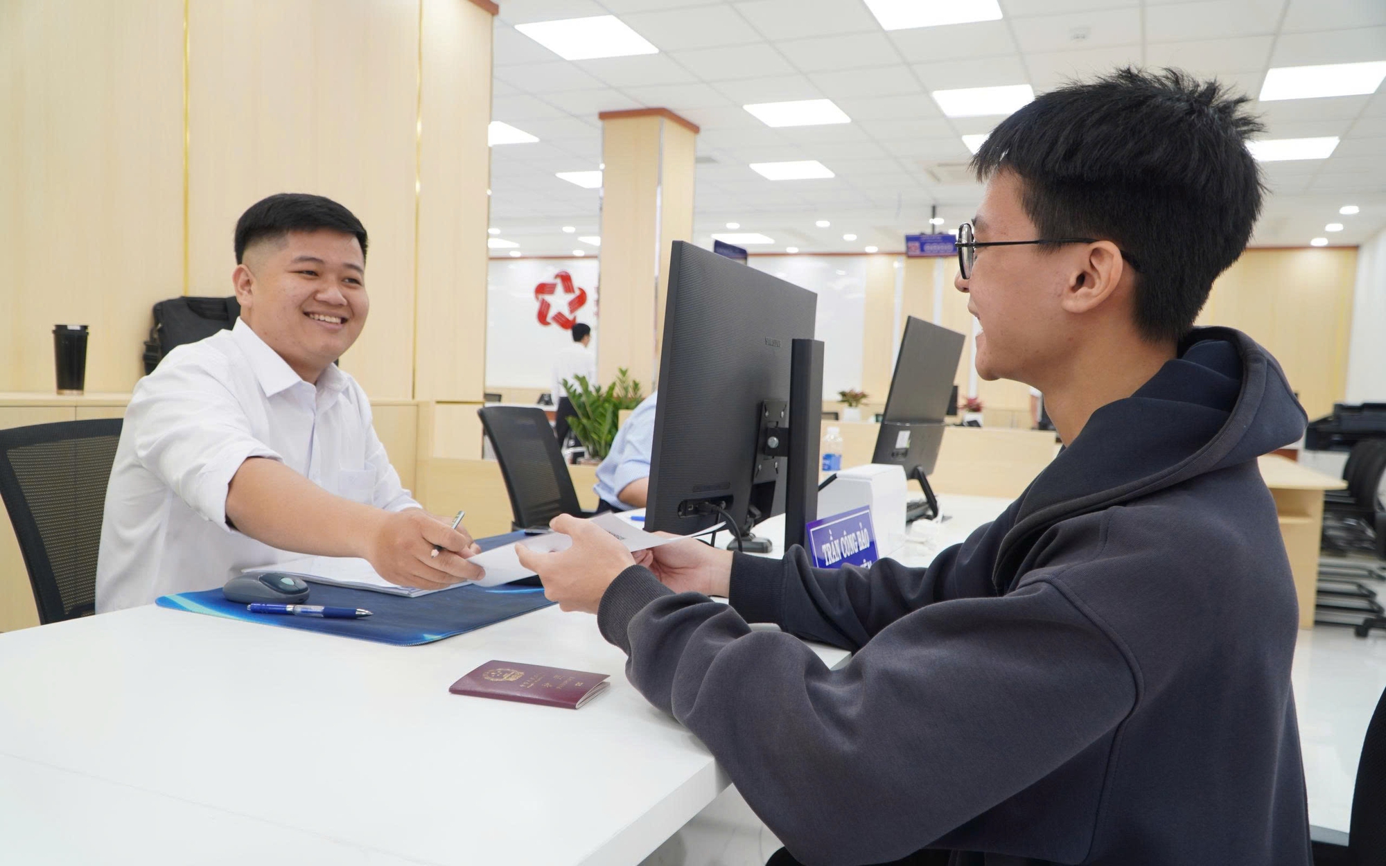 Chủ tịch UBND TPHCM đi tàu Metro đến dự lễ ra mắt Trung tâm Phục vụ hành chính công thành phố - Ảnh 3.
