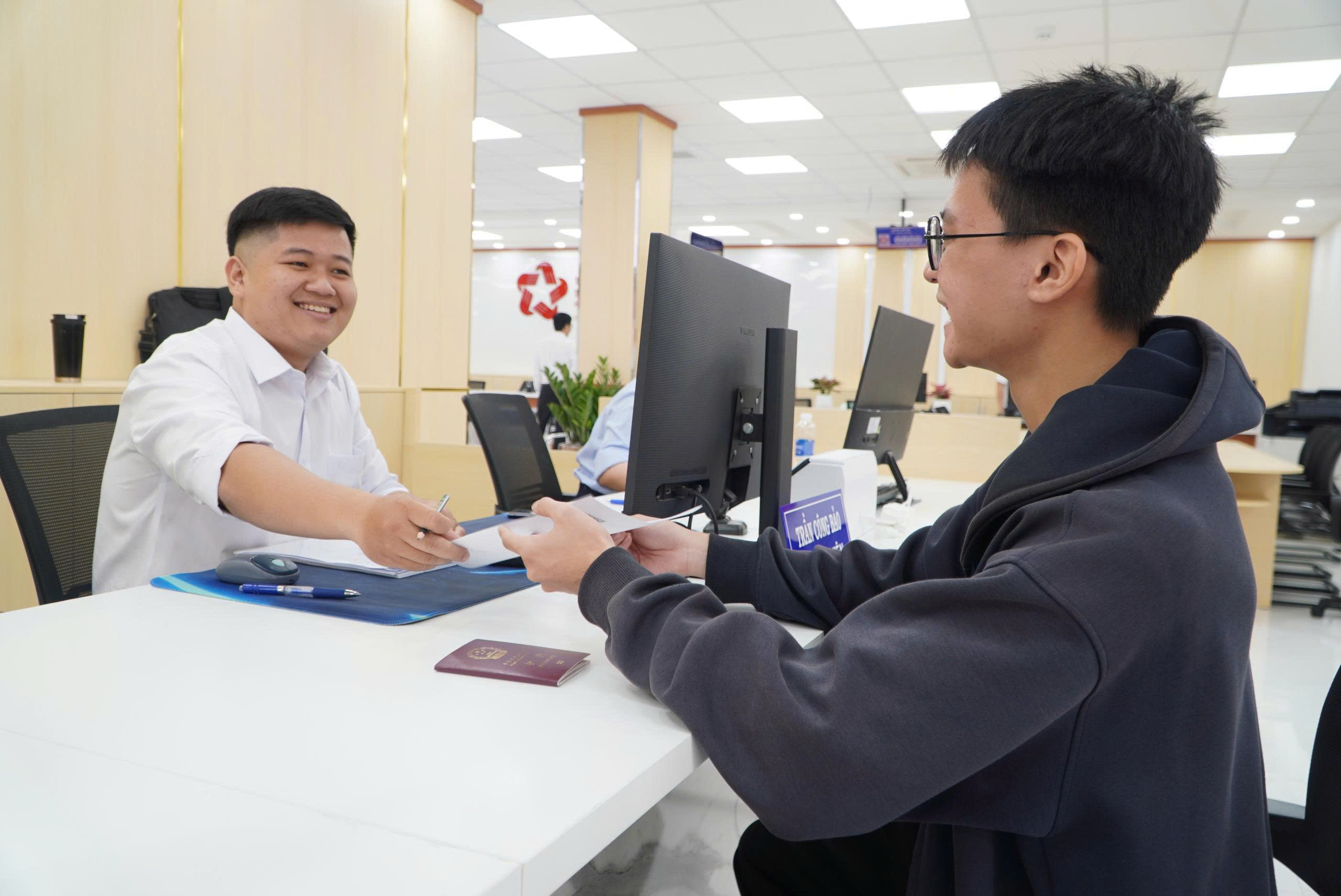 Bước đột phá thực chất trong phục vụ - Ảnh 1.