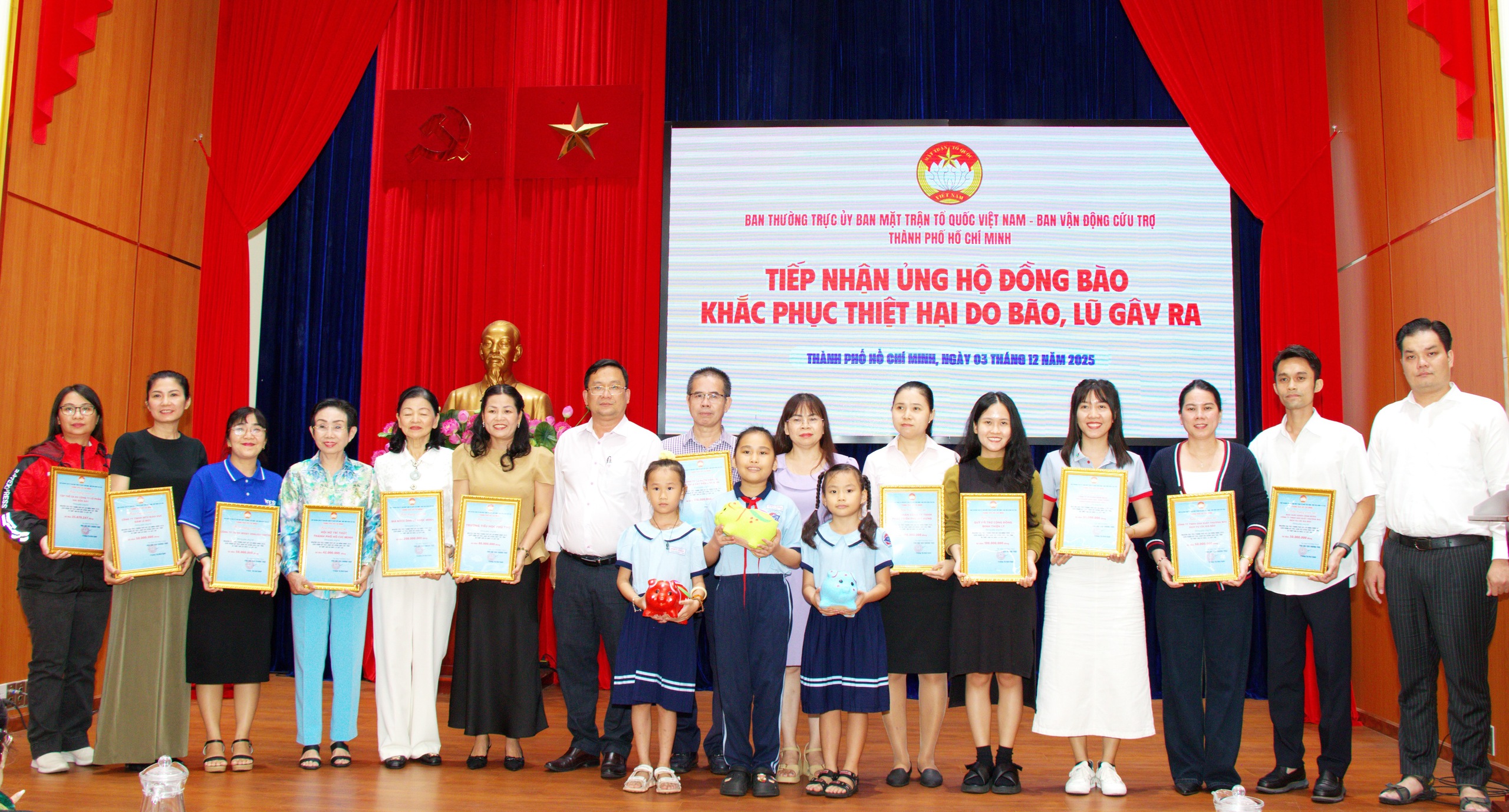 TPHCM tiếp nhận th&ecirc;m hơn 20 tỉ đồng ủng hộ đồng b&agrave;o bị thiệt hại do b&atilde;o lũ - Ảnh 3.