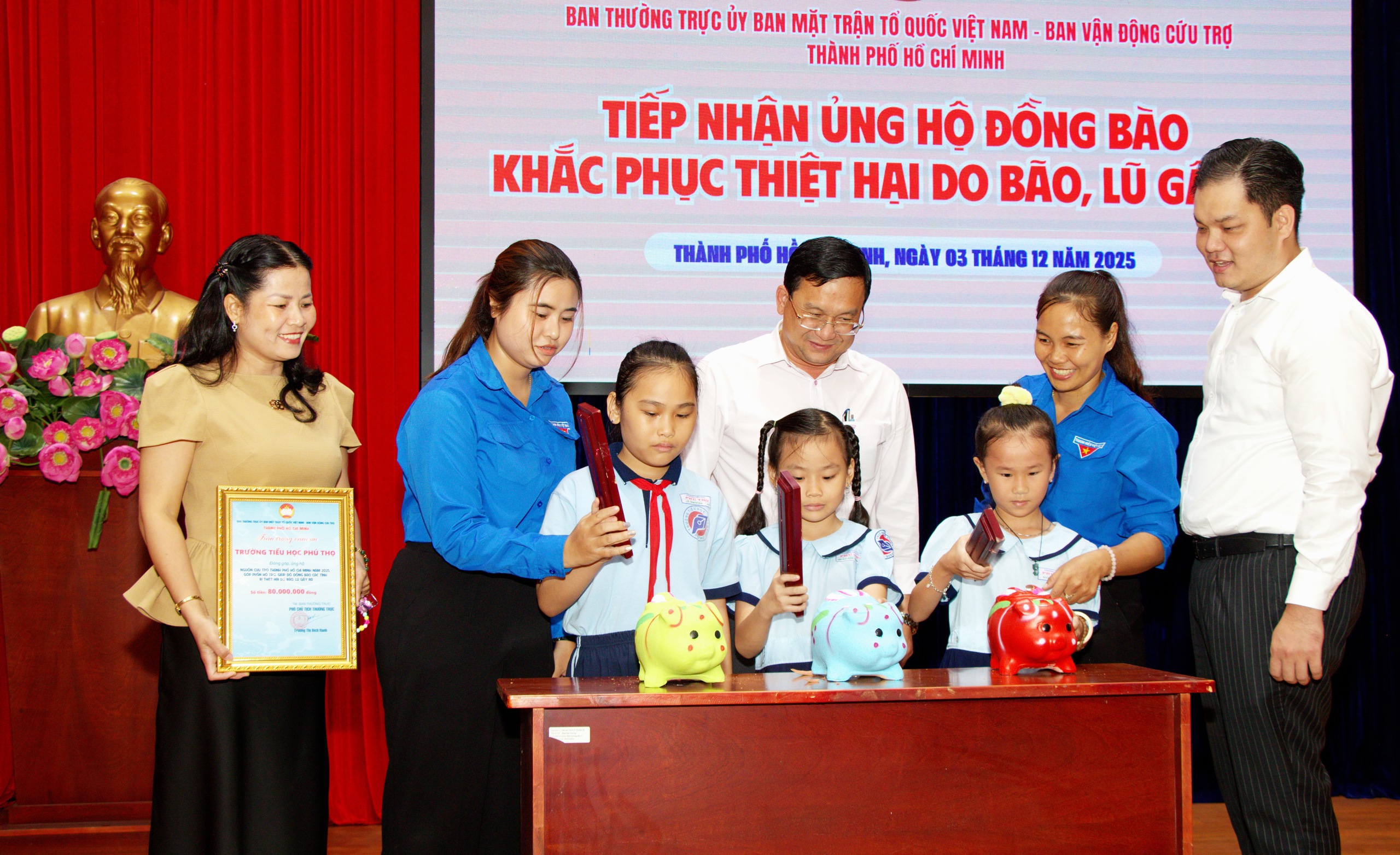 TPHCM tiếp nhận th&ecirc;m hơn 20 tỉ đồng ủng hộ đồng b&agrave;o bị thiệt hại do b&atilde;o lũ - Ảnh 1.