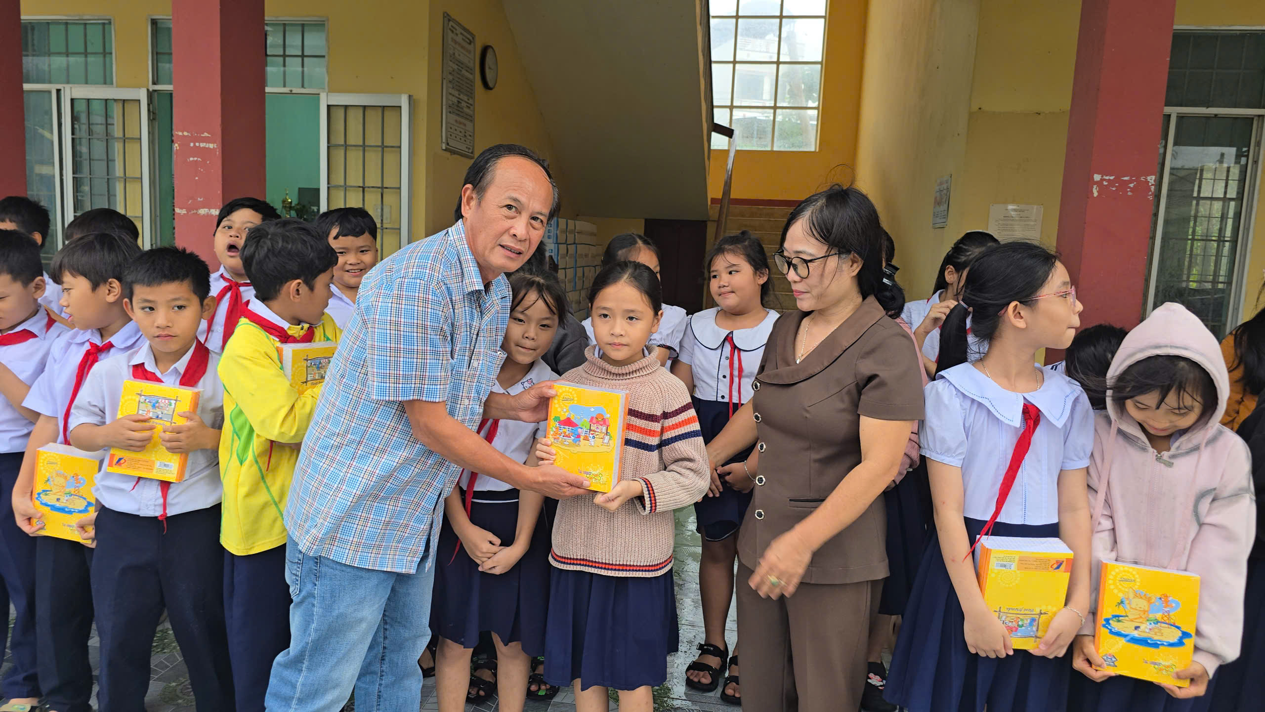 Thắp lên niềm vui đến trường - Ảnh 1.