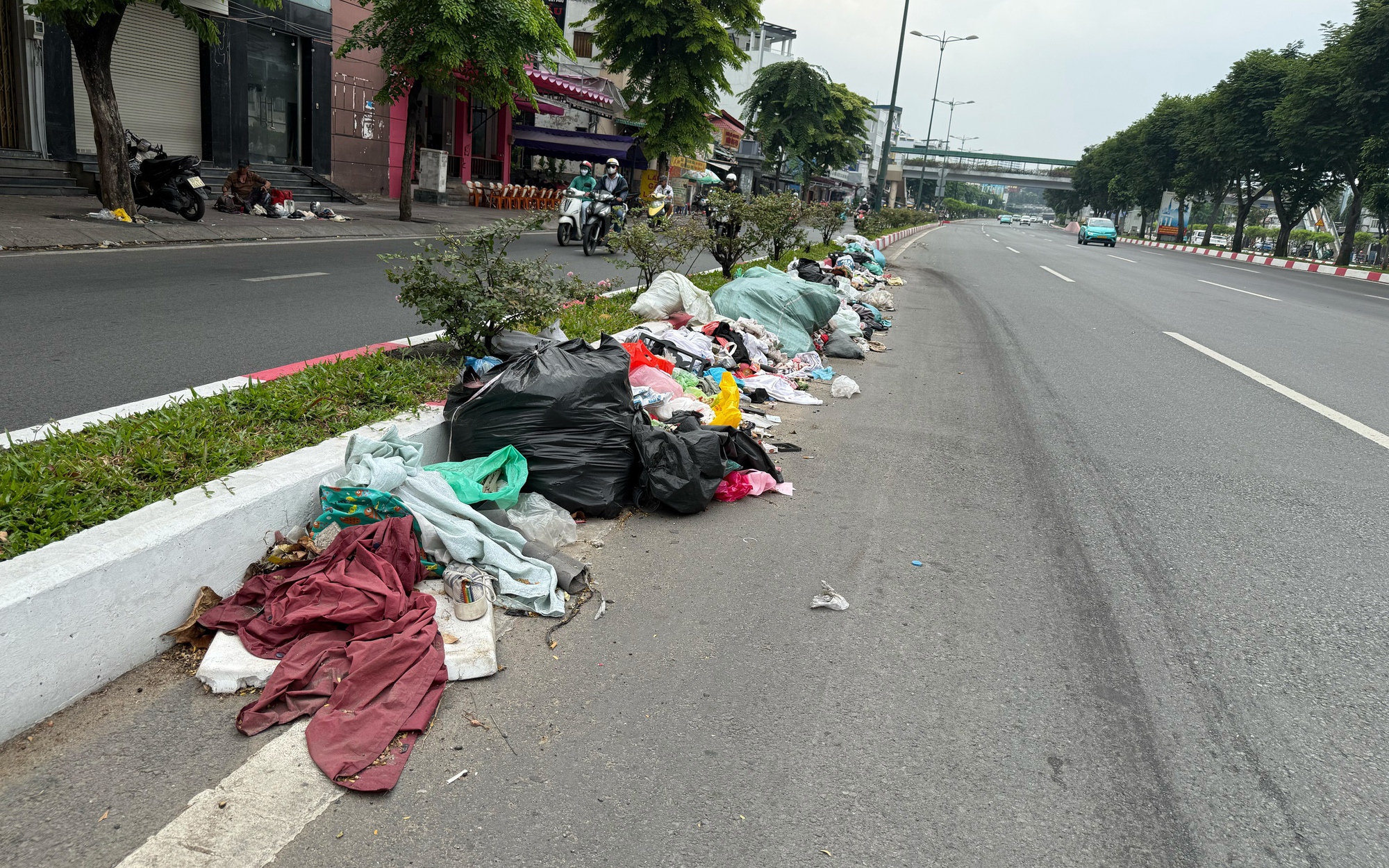 Nhiều đống rác to nằm la liệt trên đường Phạm Văn Đồng, TPHCM