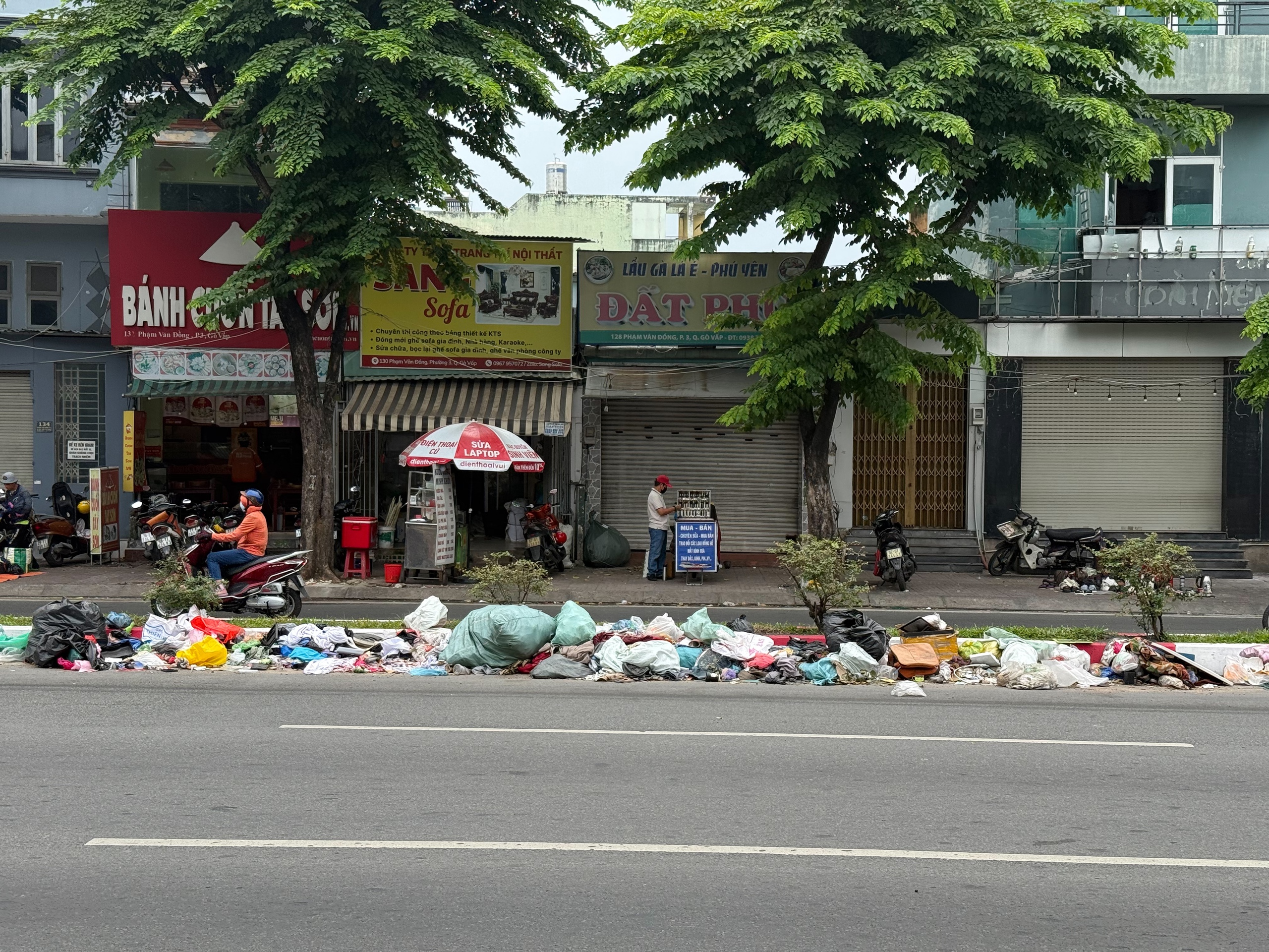 Phường đ&atilde; dọn 1 tấn r&aacute;c tr&ecirc;n đường Phạm Văn Đồng; sẽ tuần tra chốt chặn, lắp camera để xử l&yacute; vi phạm - Ảnh 5.