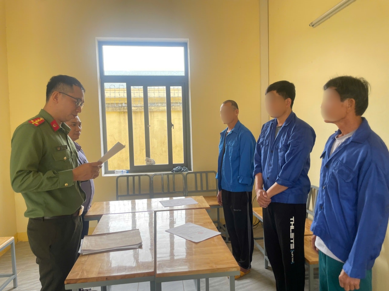 "Cưa" bom lấy 90kg thuốc nổ đi bán, 3 người bị bắt - Ảnh 1.