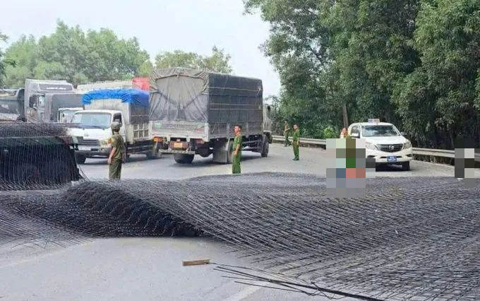 Ớn lạnh tai nạn giao thông khi hàng tấn lưới thép rơi trúng đôi nam nữ - Ảnh 1.