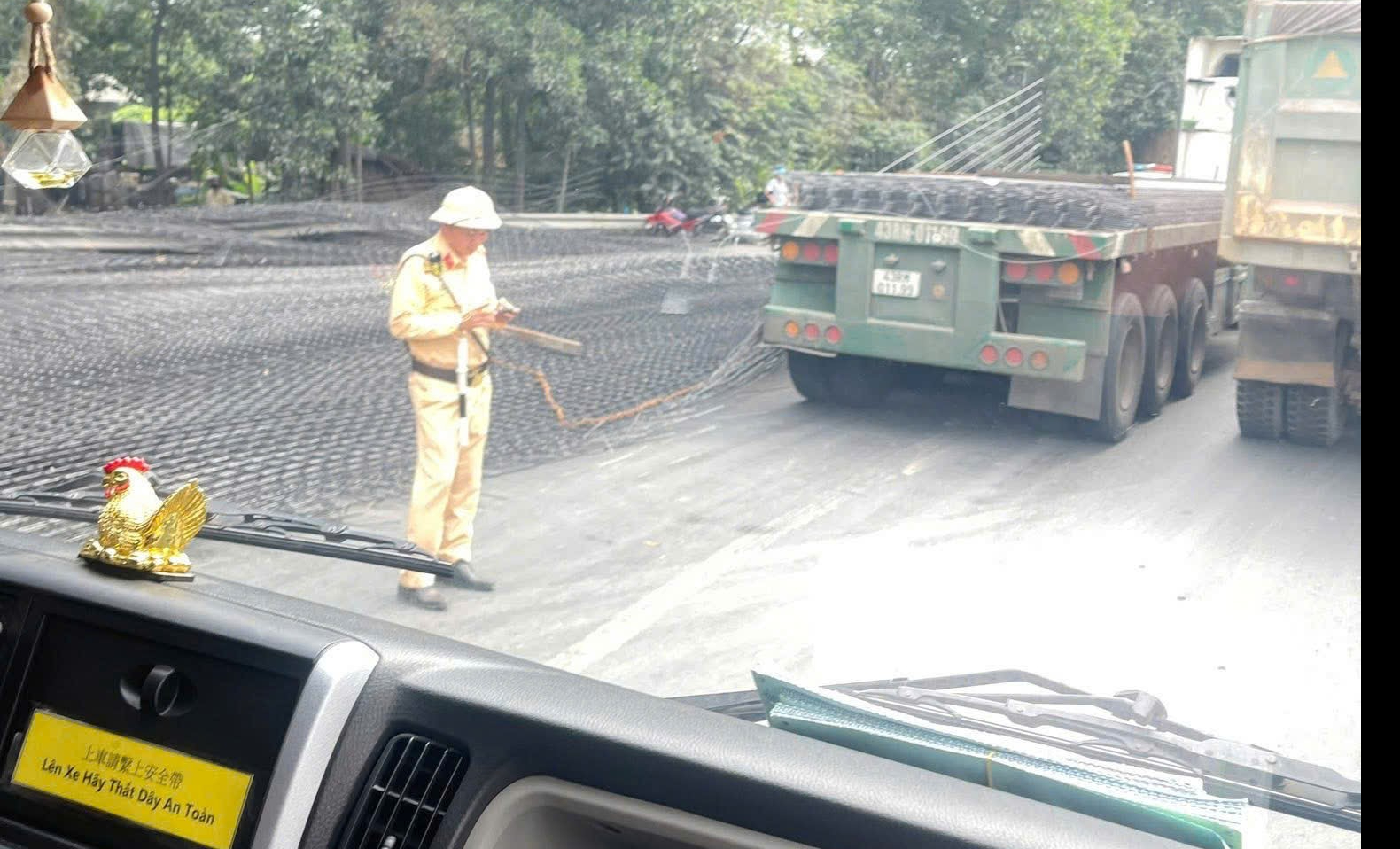 Ớn lạnh tai nạn giao thông khi hàng tấn lưới thép rơi trúng đôi nam nữ - Ảnh 3.