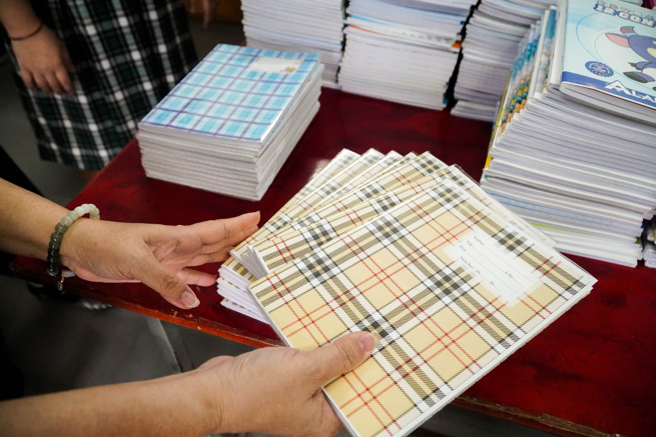 Học sinh lớp 6 tr&iacute;ch tiền thưởng để mua tập trắng tặng bạn b&egrave; v&ugrave;ng lũ - Ảnh 1.