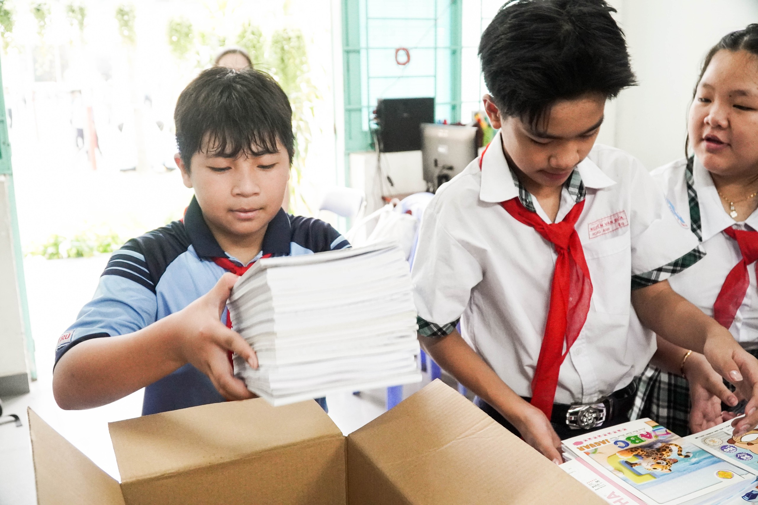 Học sinh lớp 6 tr&iacute;ch tiền thưởng để mua tập trắng tặng bạn b&egrave; v&ugrave;ng lũ - Ảnh 3.
