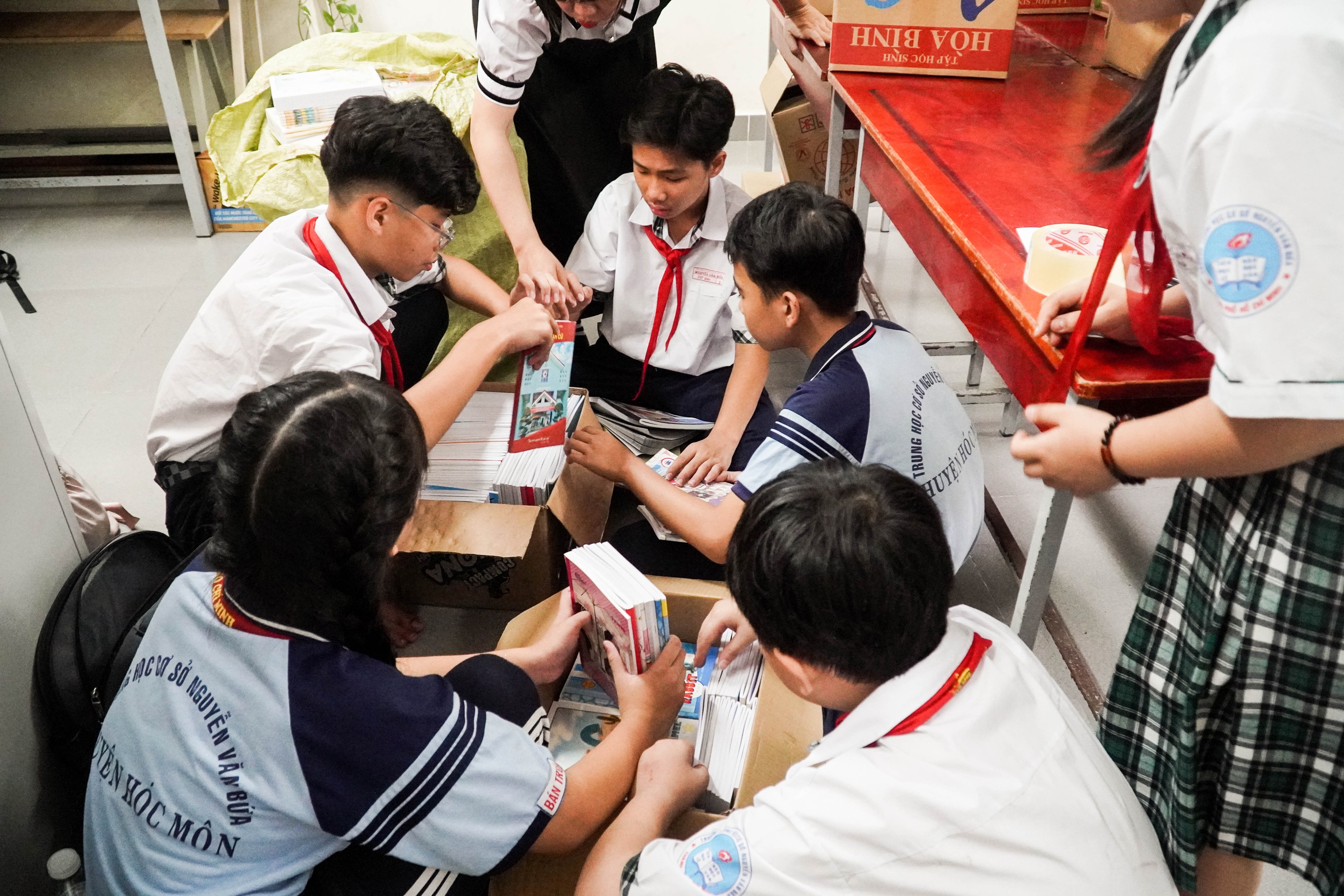 Học sinh lớp 6 tr&iacute;ch tiền thưởng để mua tập trắng tặng bạn b&egrave; v&ugrave;ng lũ - Ảnh 4.