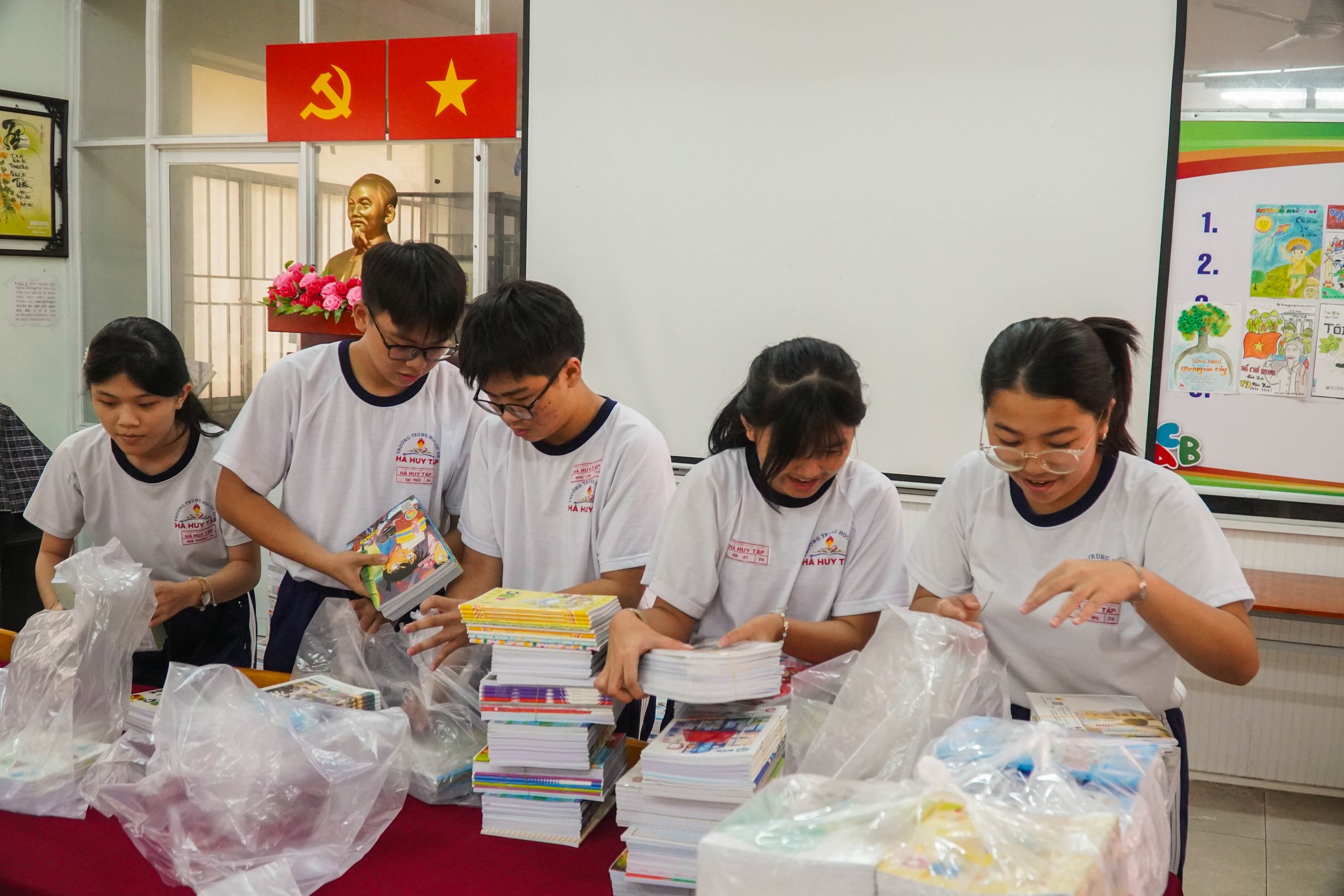 "Tập khen thưởng con để d&agrave;nh, giờ con gửi đến c&aacute;c bạn v&ugrave;ng lũ!" - Ảnh 1.