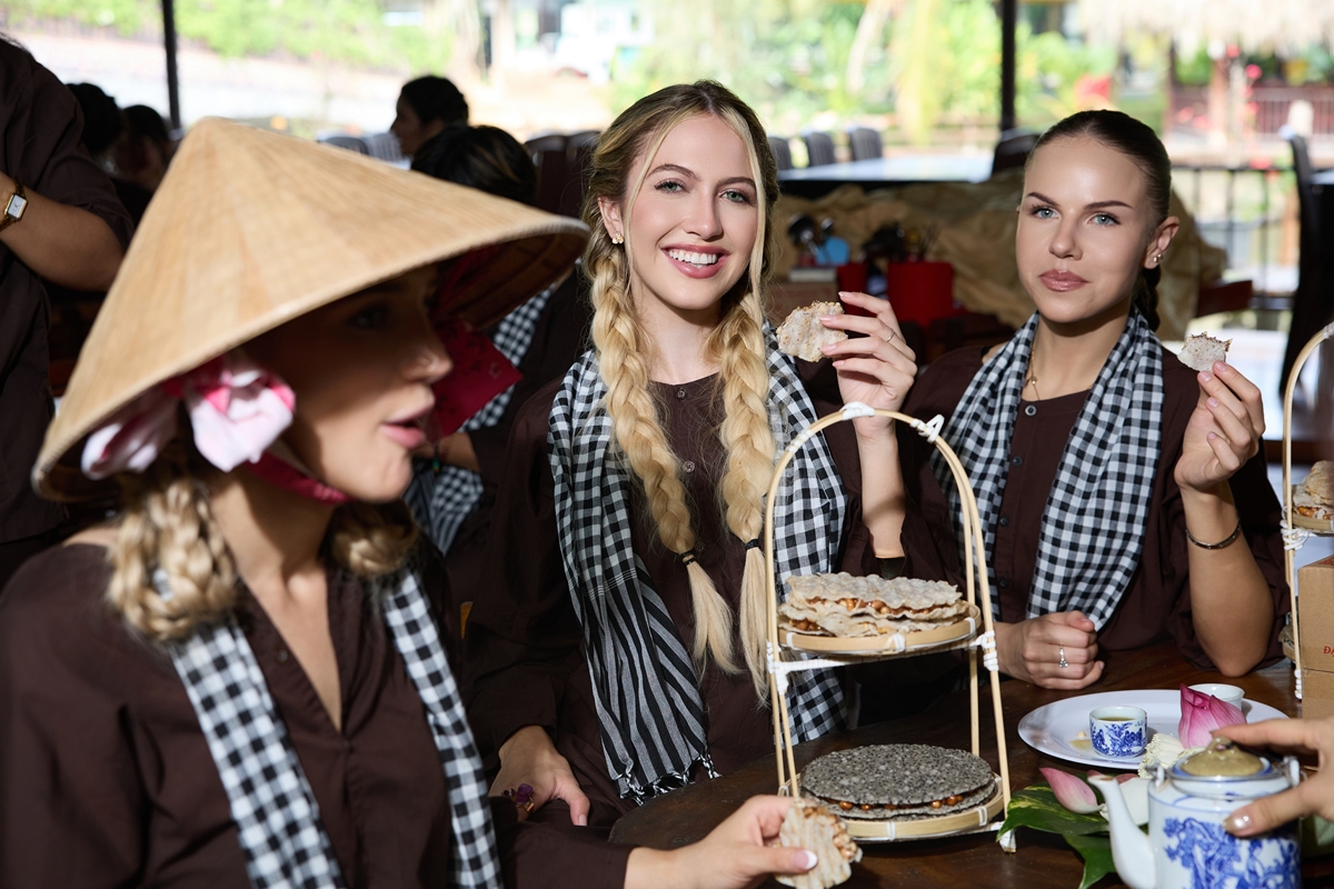 Nhìn mấy "bà Tây" thi hoa hậu mặc bà ba, đeo khăn rằn,… - Ảnh 7.