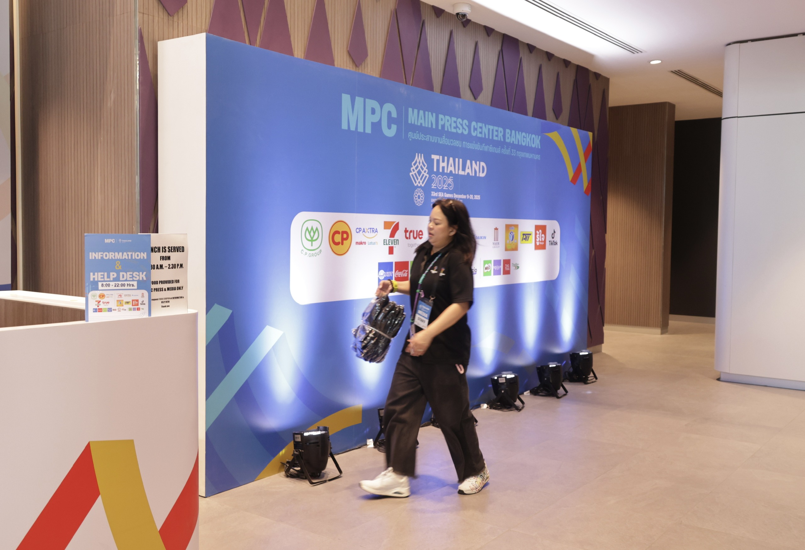 Trung t&acirc;m b&aacute;o ch&iacute; SEA Games 33 siết chặt an ninh, ph&oacute;ng vi&ecirc;n tất bật nhận thẻ t&aacute;c nghiệp - Ảnh 2.