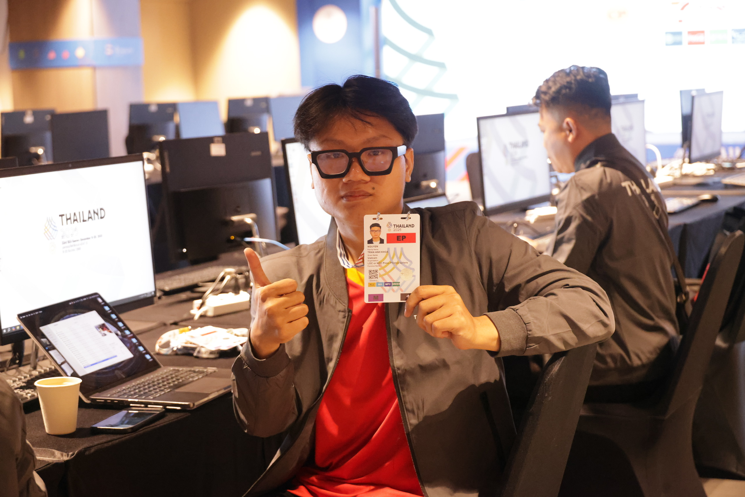 Trung t&acirc;m b&aacute;o ch&iacute; SEA Games 33 siết chặt an ninh, ph&oacute;ng vi&ecirc;n tất bật nhận thẻ t&aacute;c nghiệp - Ảnh 12.