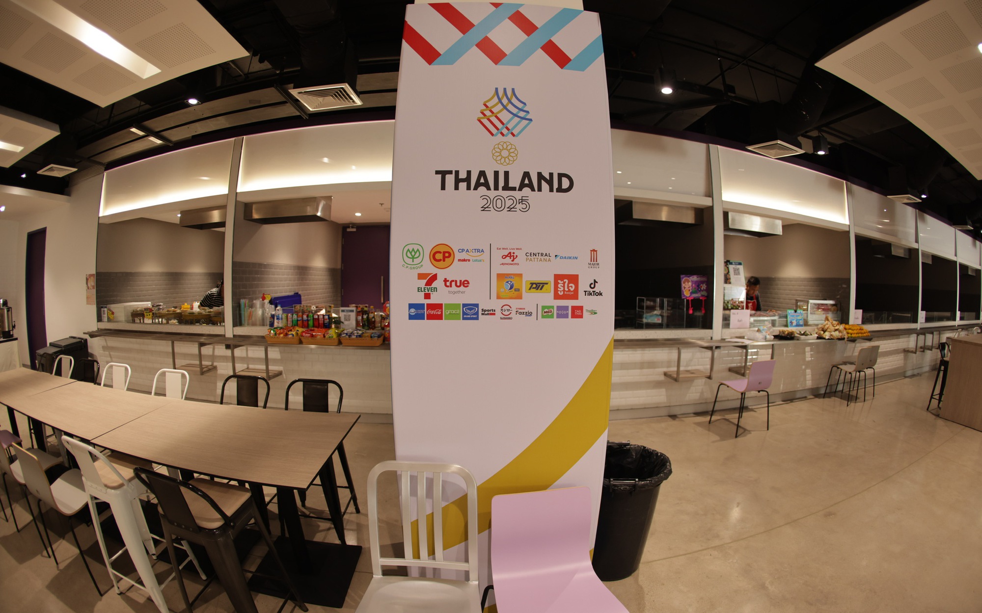 Trung tâm báo chí SEA Games 33 siết chặt an ninh, phóng viên tất bật nhận thẻ tác nghiệp
