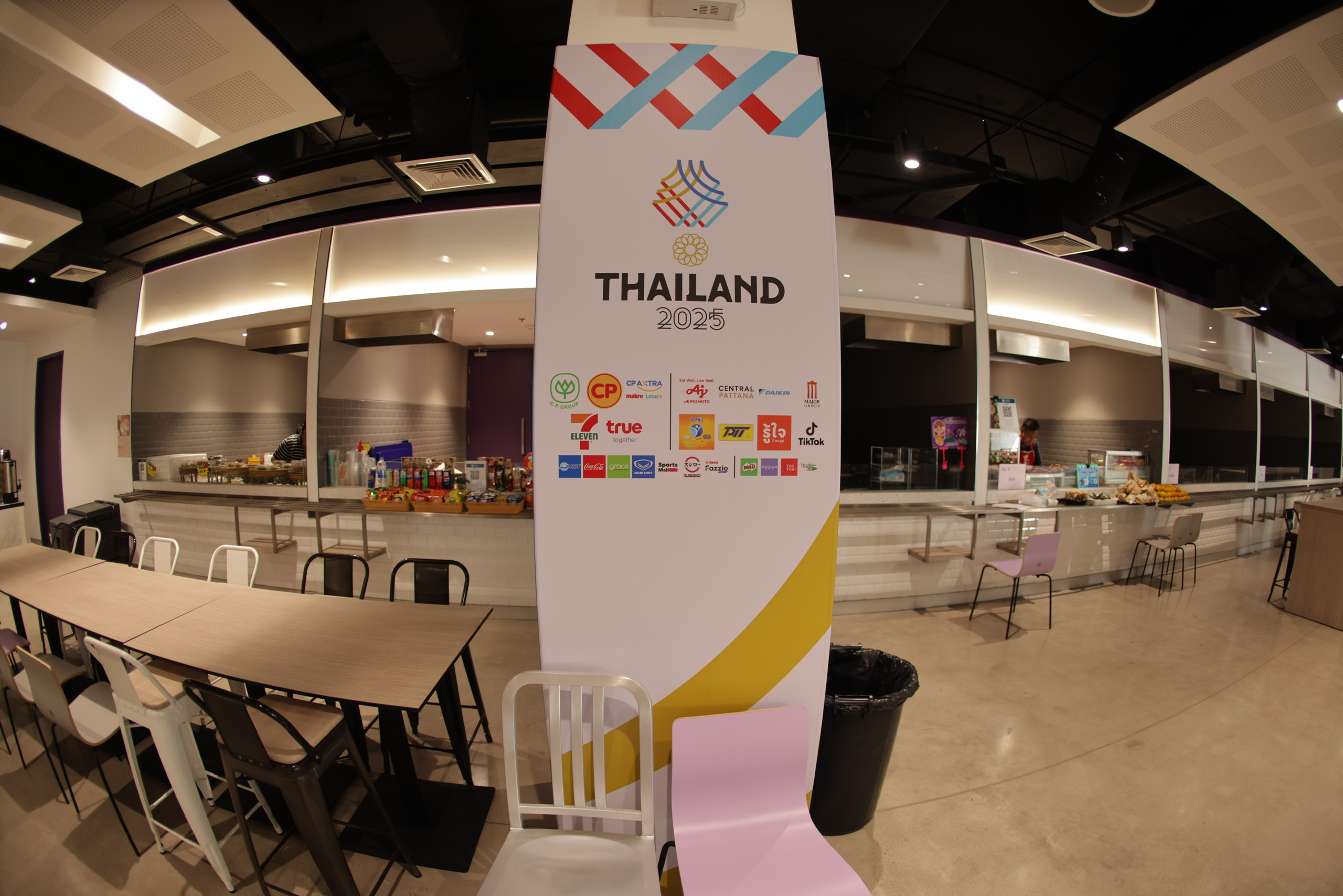 Trung t&acirc;m b&aacute;o ch&iacute; SEA Games 33 siết chặt an ninh, ph&oacute;ng vi&ecirc;n tất bật nhận thẻ t&aacute;c nghiệp - Ảnh 11.