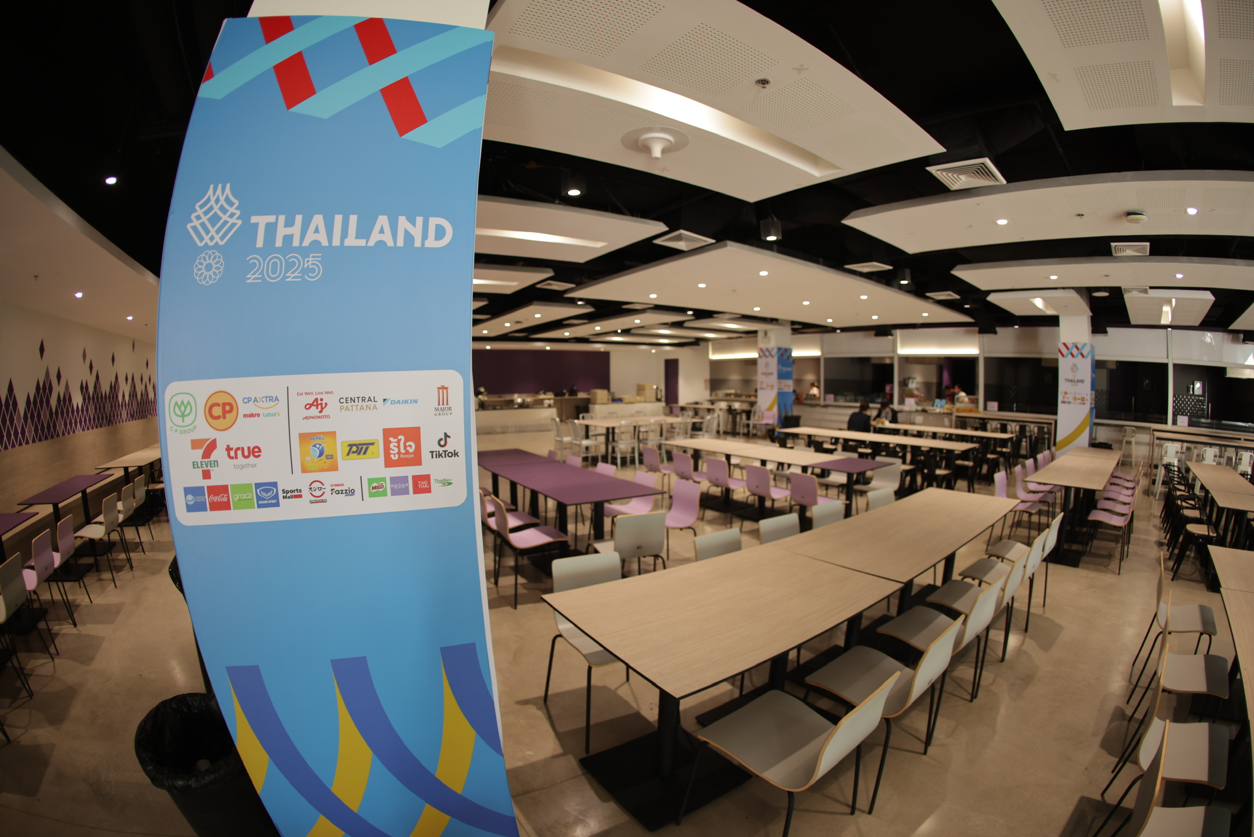 Trung t&acirc;m b&aacute;o ch&iacute; SEA Games 33 siết chặt an ninh, ph&oacute;ng vi&ecirc;n tất bật nhận thẻ t&aacute;c nghiệp - Ảnh 1.