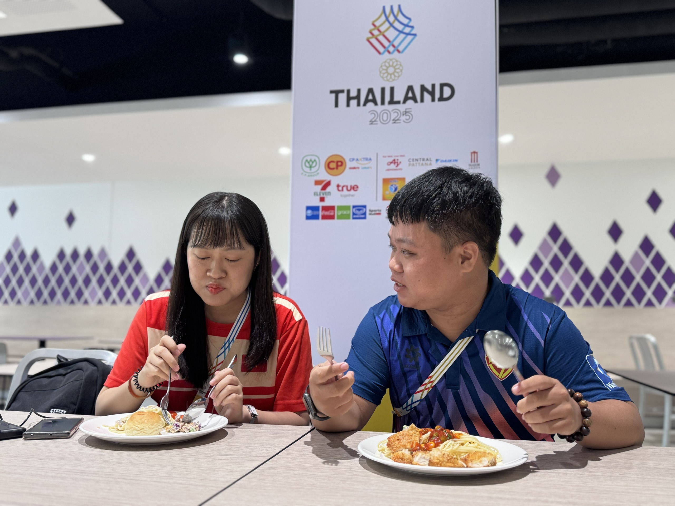 Trung t&acirc;m b&aacute;o ch&iacute; SEA Games 33 siết chặt an ninh, ph&oacute;ng vi&ecirc;n tất bật nhận thẻ t&aacute;c nghiệp - Ảnh 21.