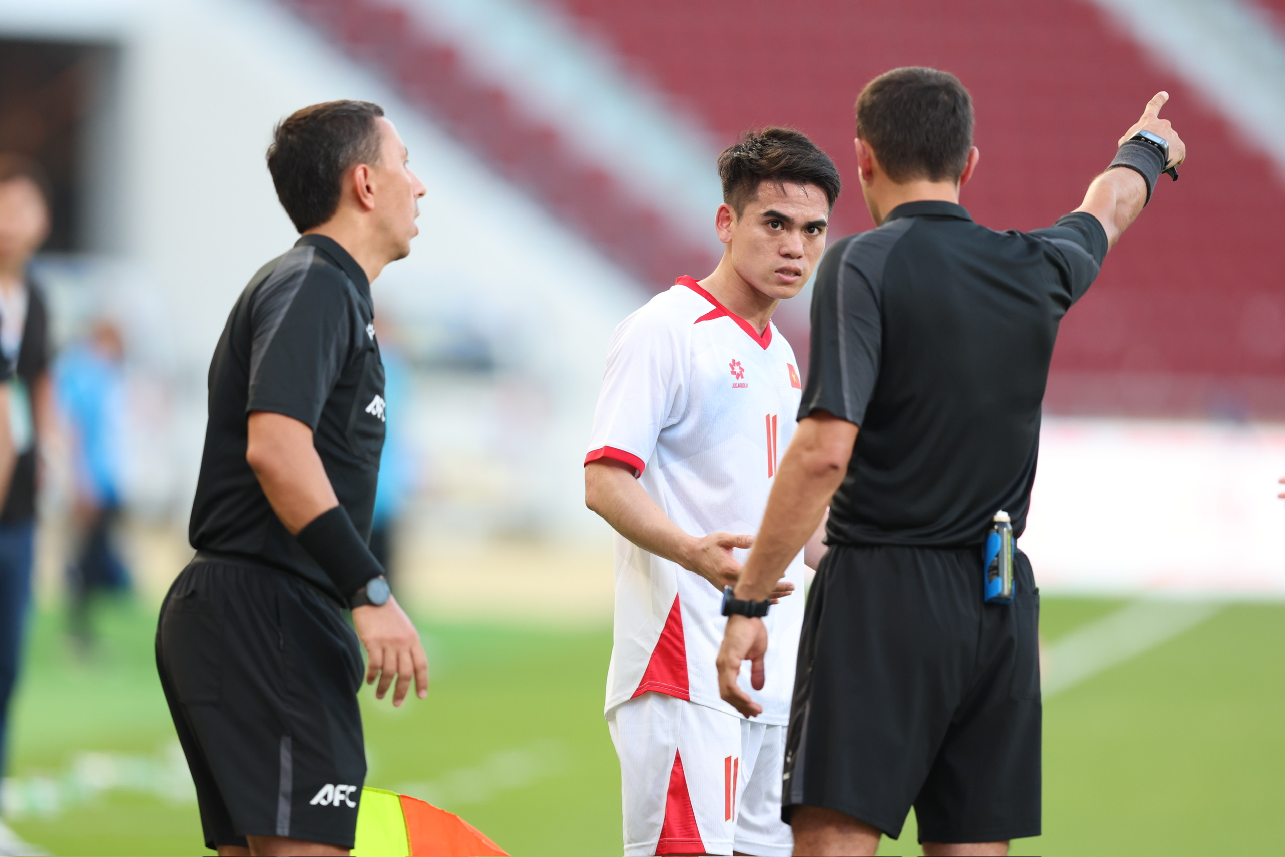 Clip b&agrave;n thắng g&acirc;y tranh c&atilde;i của Nguyễn Đ&igrave;nh Bắc tại SEA Games 33 - Ảnh 6.