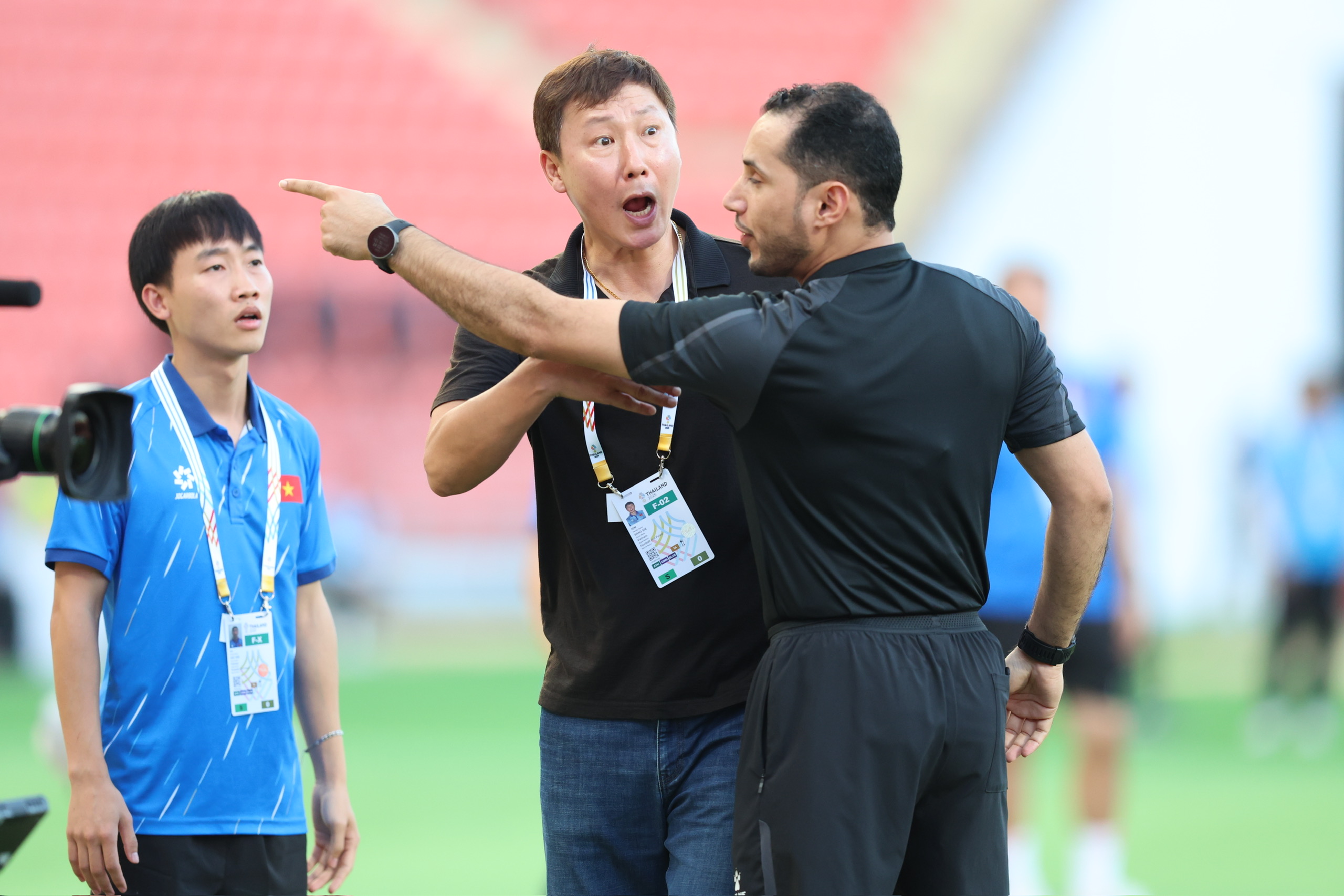 Clip b&agrave;n thắng g&acirc;y tranh c&atilde;i của Nguyễn Đ&igrave;nh Bắc tại SEA Games 33 - Ảnh 4.