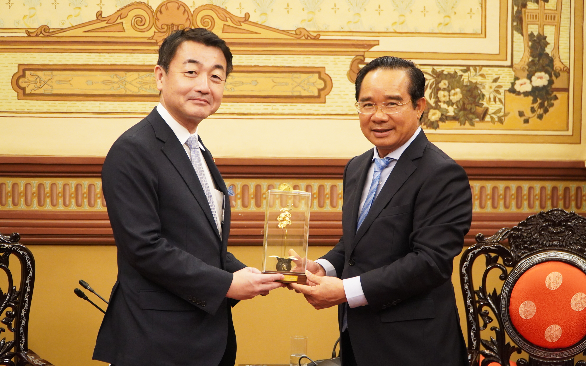Chủ tịch UBND TPHCM tiếp Thứ trưởng Bộ Đất đai, Cơ sở hạ tầng, Giao thông và Du lịch Nhật Bản